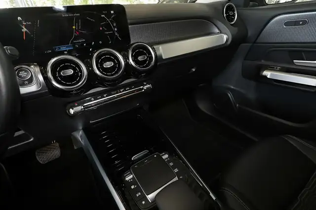 Mercedes-Benz GLB view 10