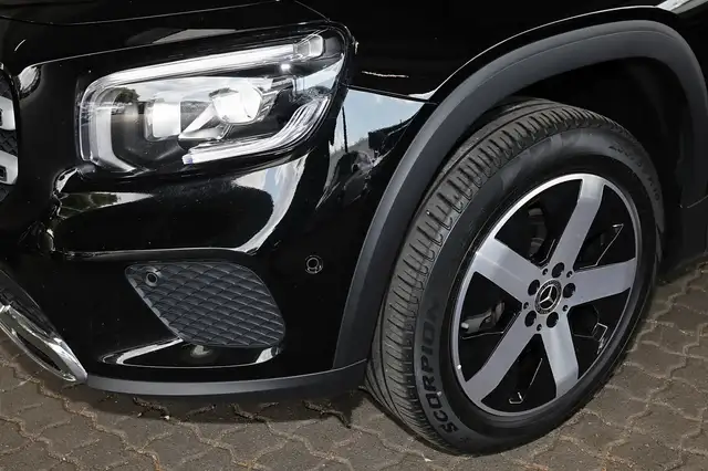 Mercedes-Benz GLB view 4