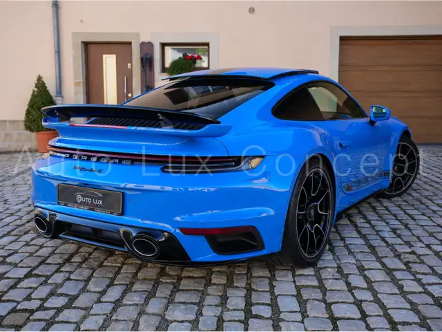Porsche 911 view 3