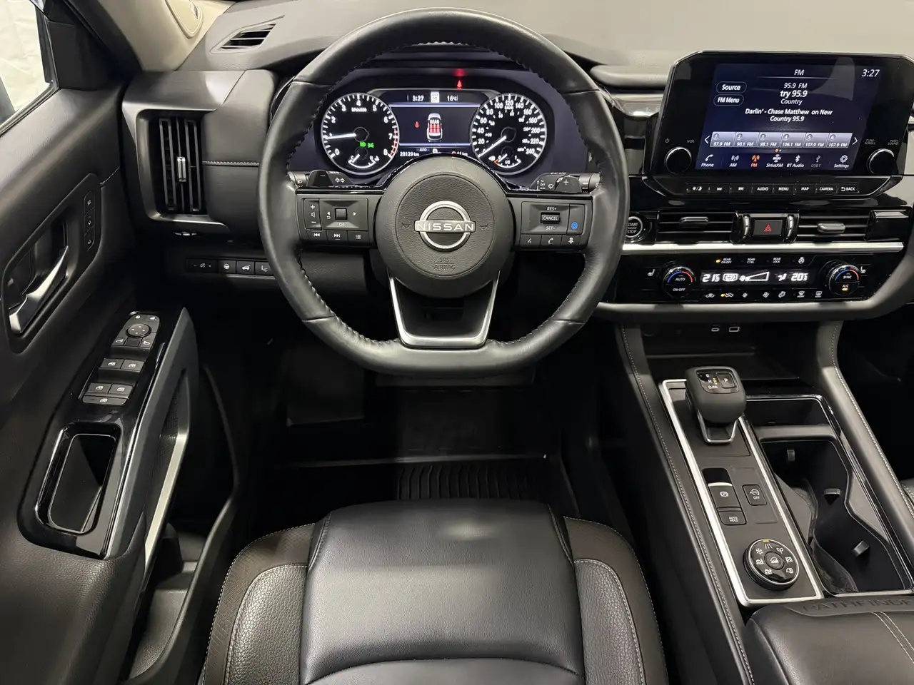 Nissan Pathfinder снимка Nissan Pathfinder