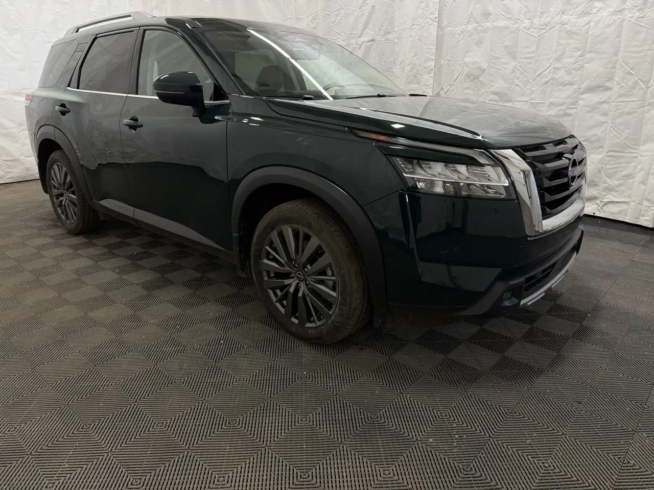 Nissan Pathfinder снимка Nissan Pathfinder