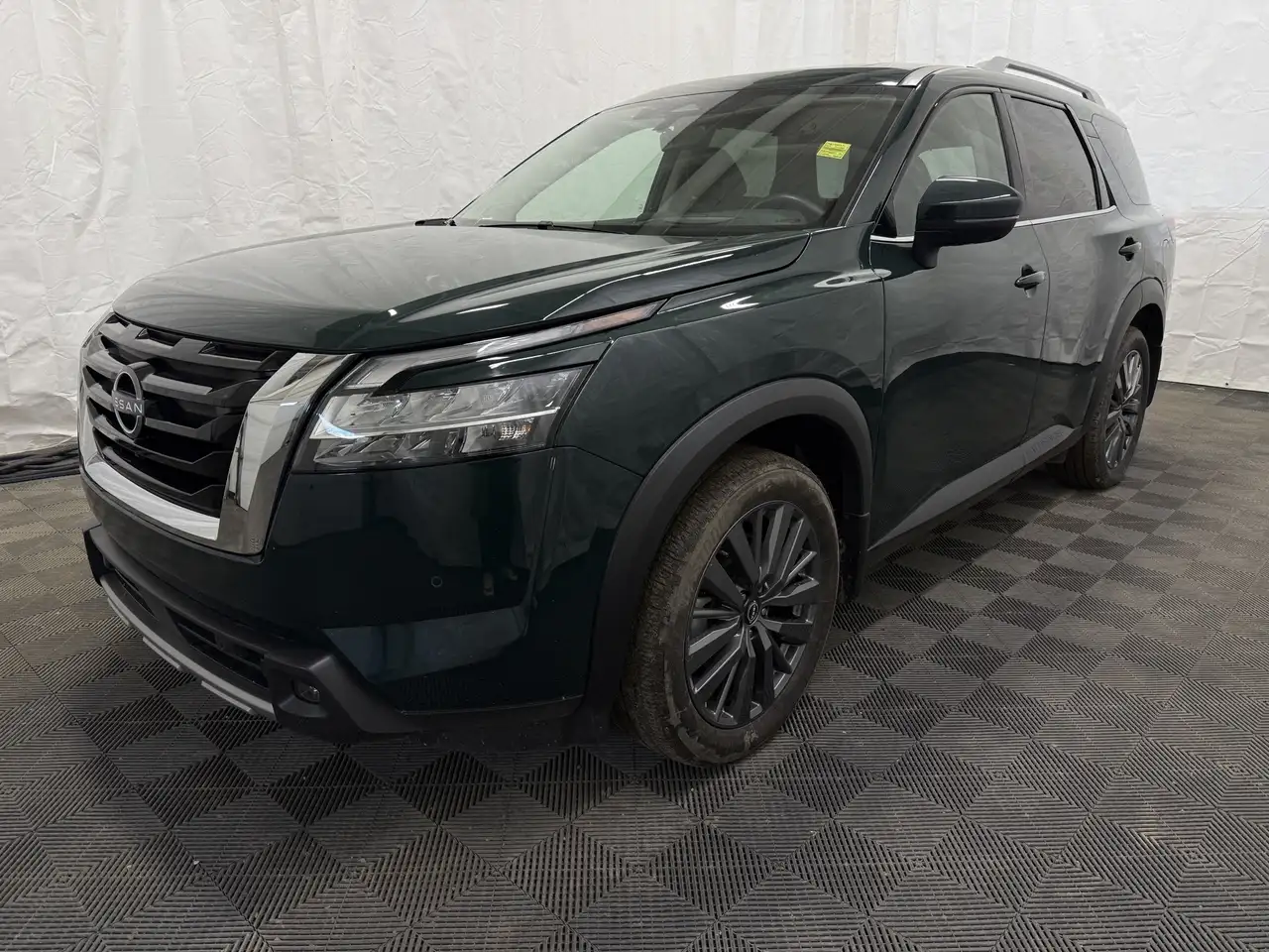 Nissan Pathfinder снимка Nissan Pathfinder