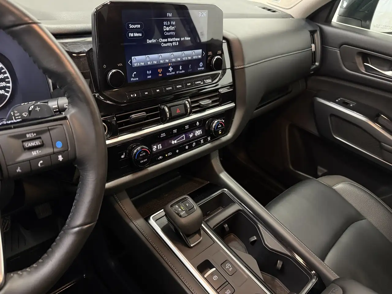 Nissan Pathfinder снимка Nissan Pathfinder