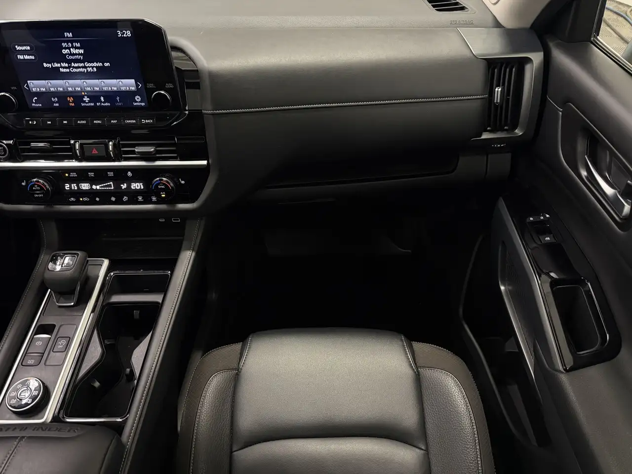 Nissan Pathfinder снимка Nissan Pathfinder