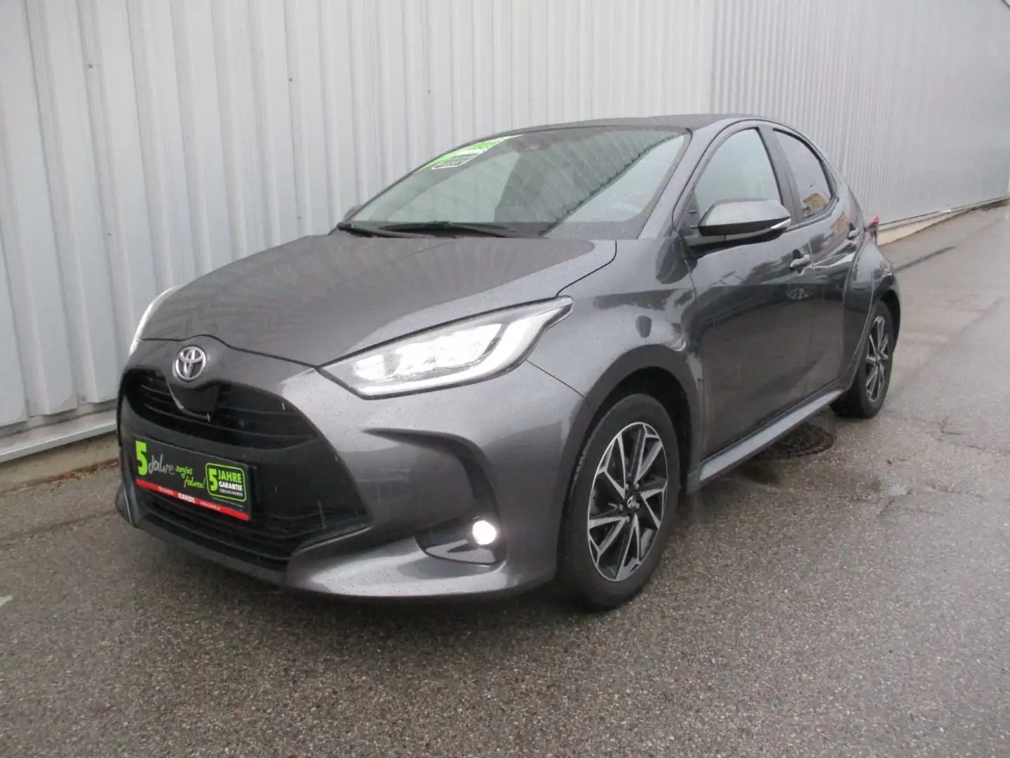 Toyota Yaris 1.5 Active ACC+Kam.+KeyLess+SoundSys+SpurH Grau - 2