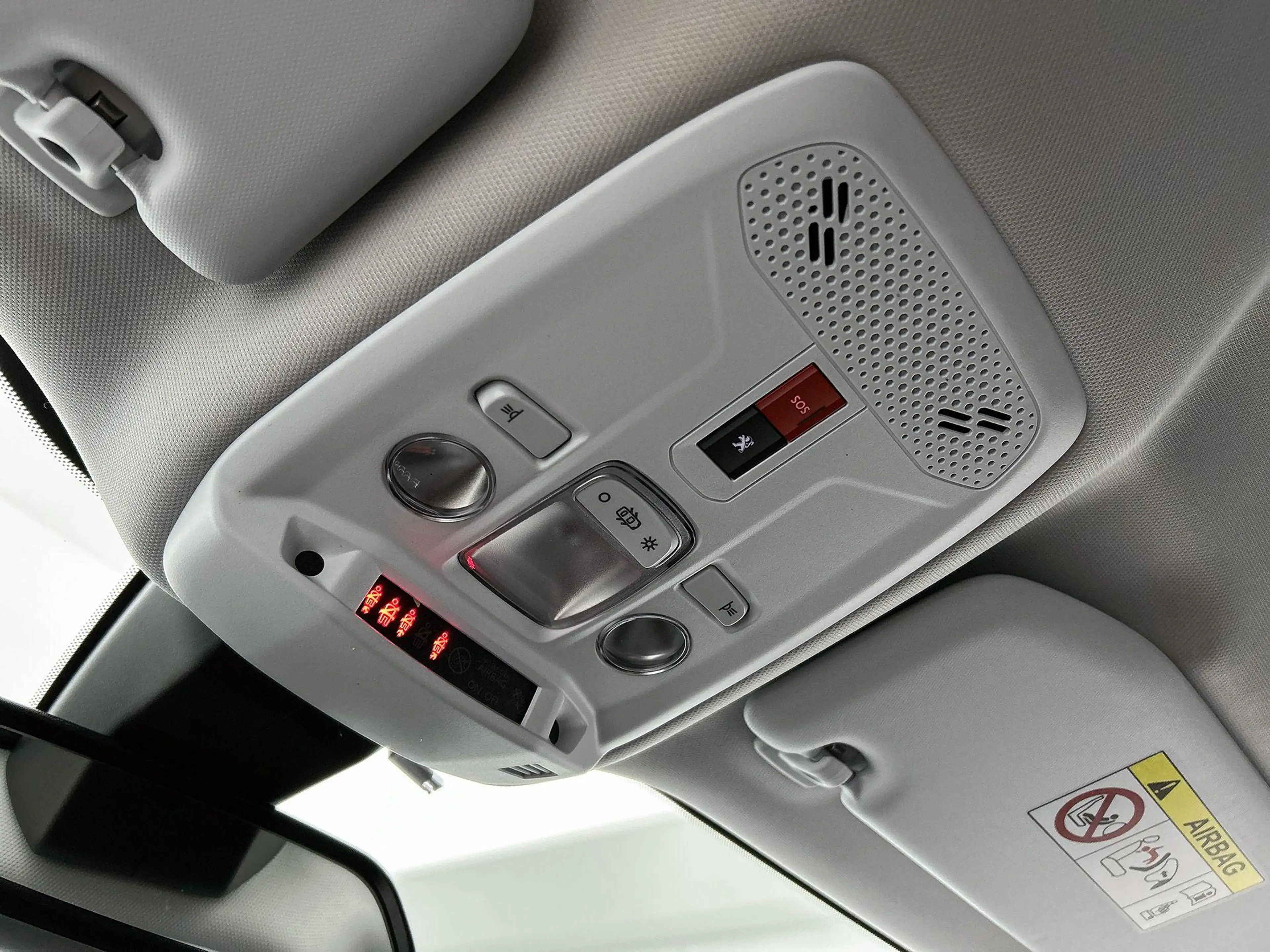Peugeot e-2008 EV Allure 50 kWh — photo 14