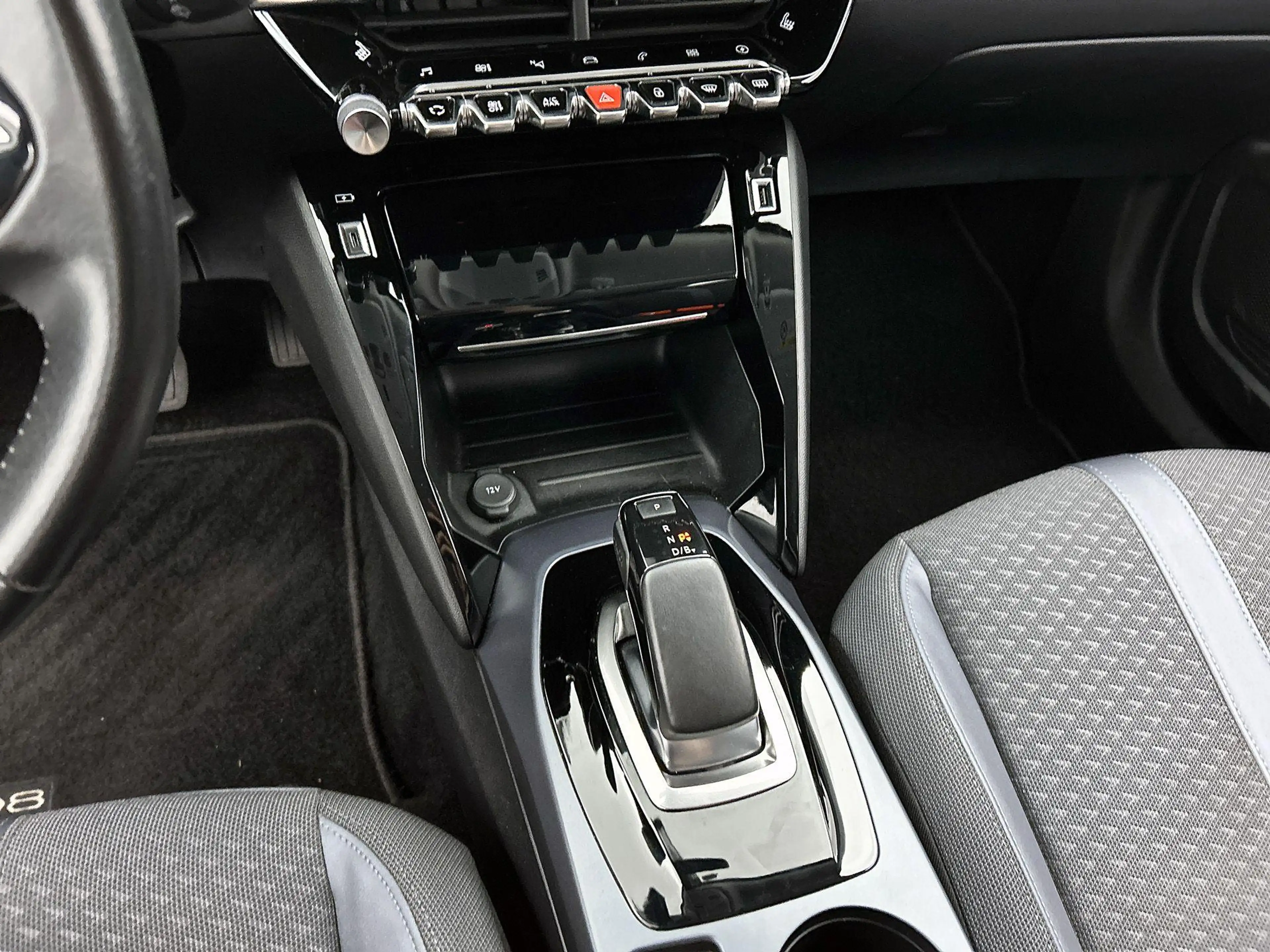 Peugeot e-2008 EV Allure 50 kWh — photo 13