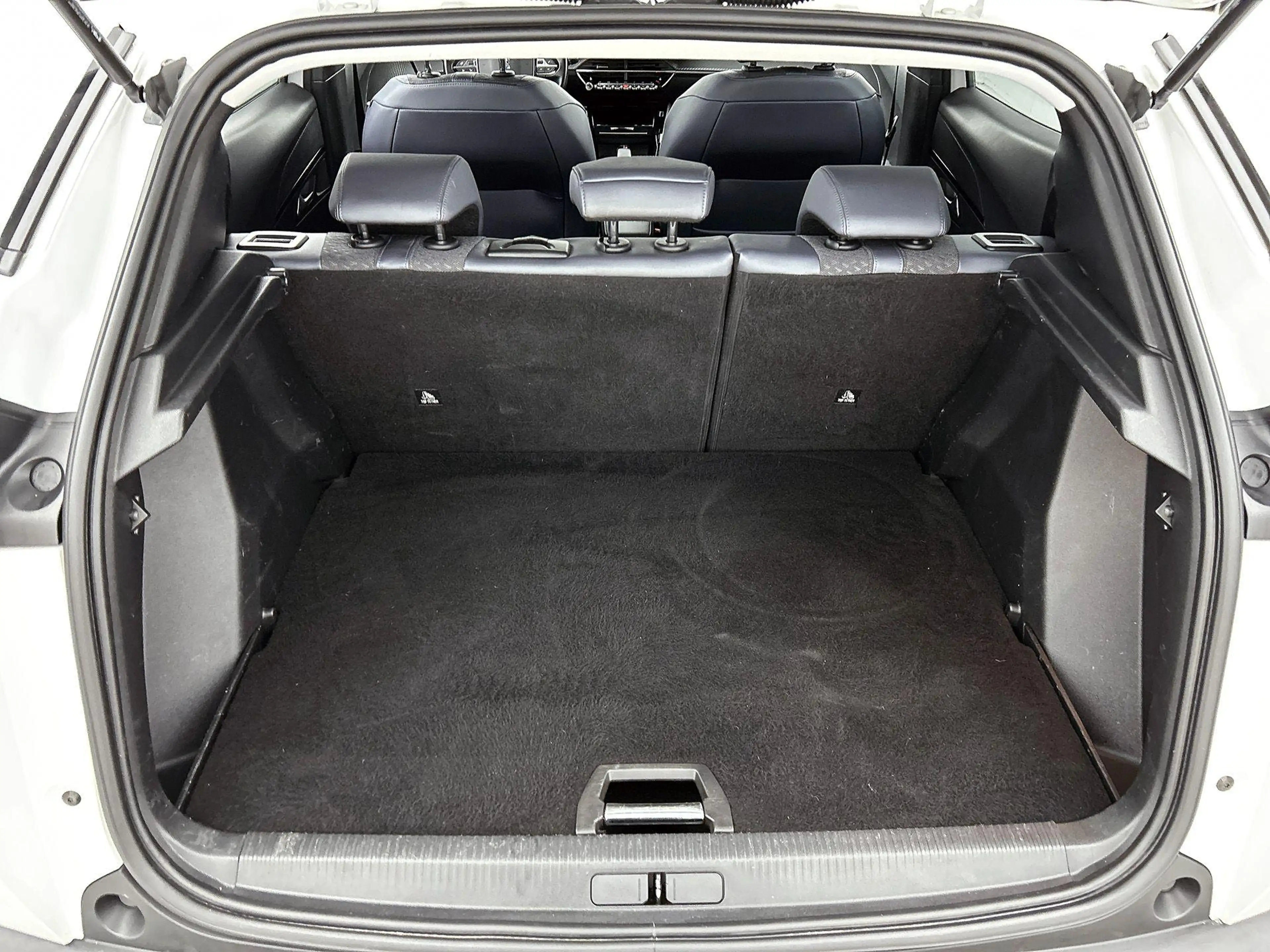 Peugeot e-2008 EV Allure 50 kWh — photo 15