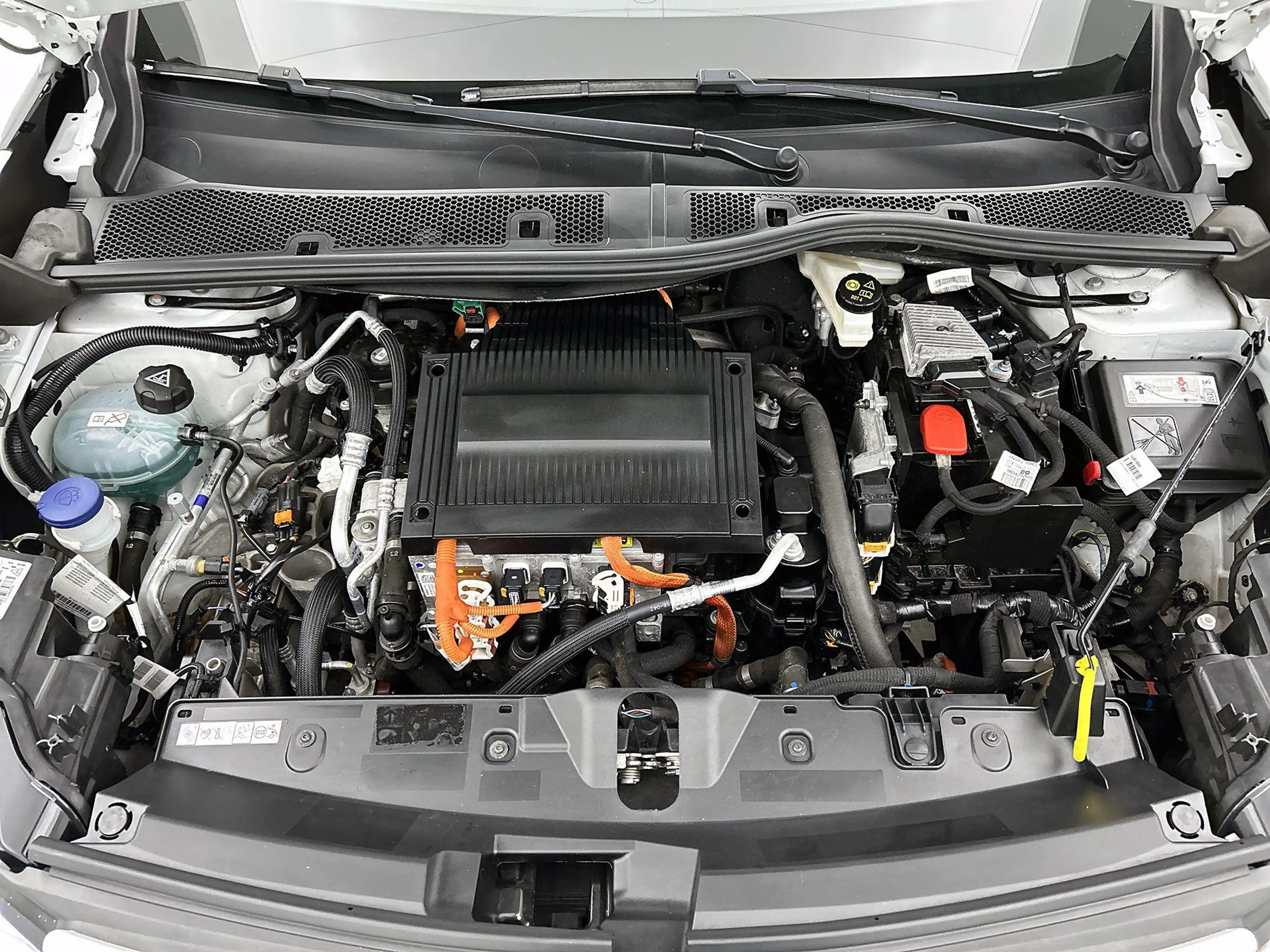 Peugeot e-2008 EV Allure 50 kWh — photo 11