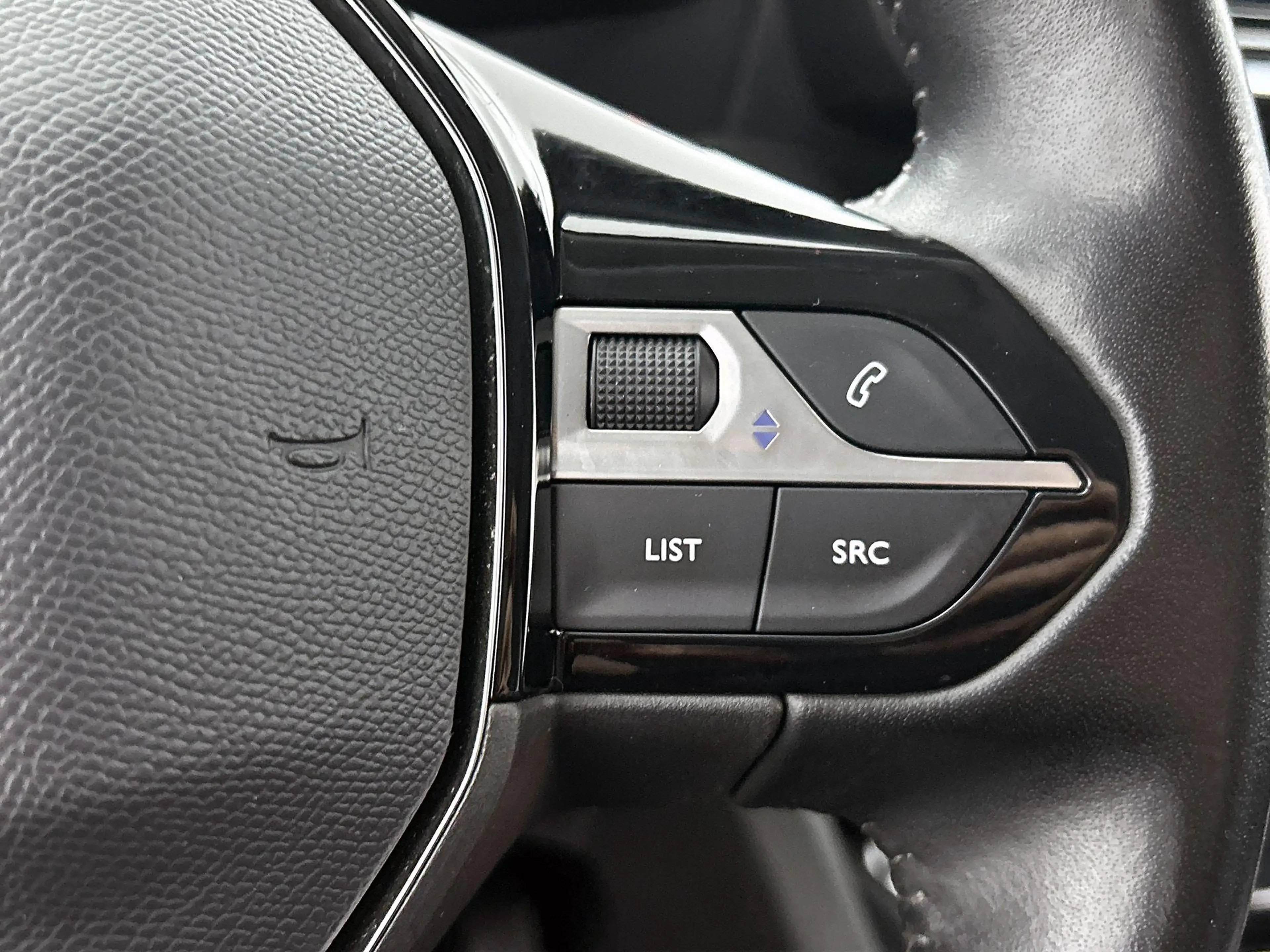 Peugeot e-2008 EV Allure 50 kWh — photo 6