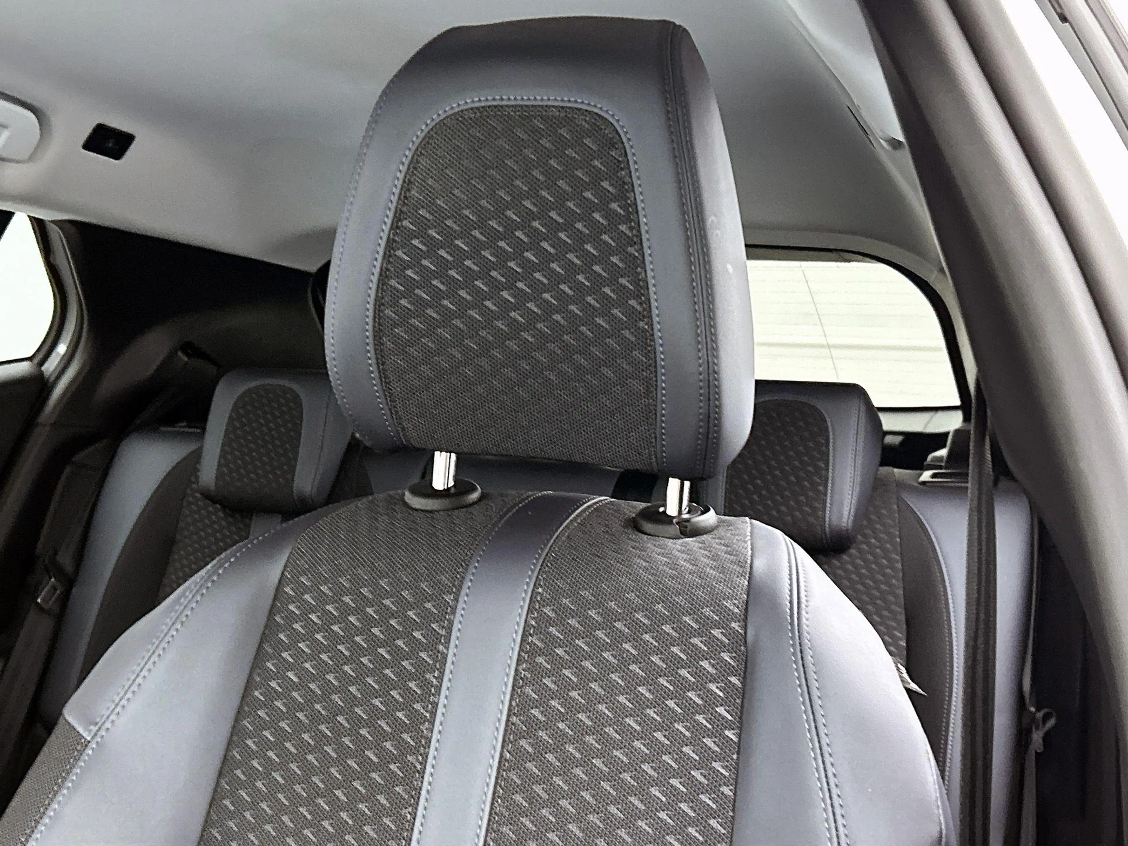 Peugeot e-2008 EV Allure 50 kWh — photo 10