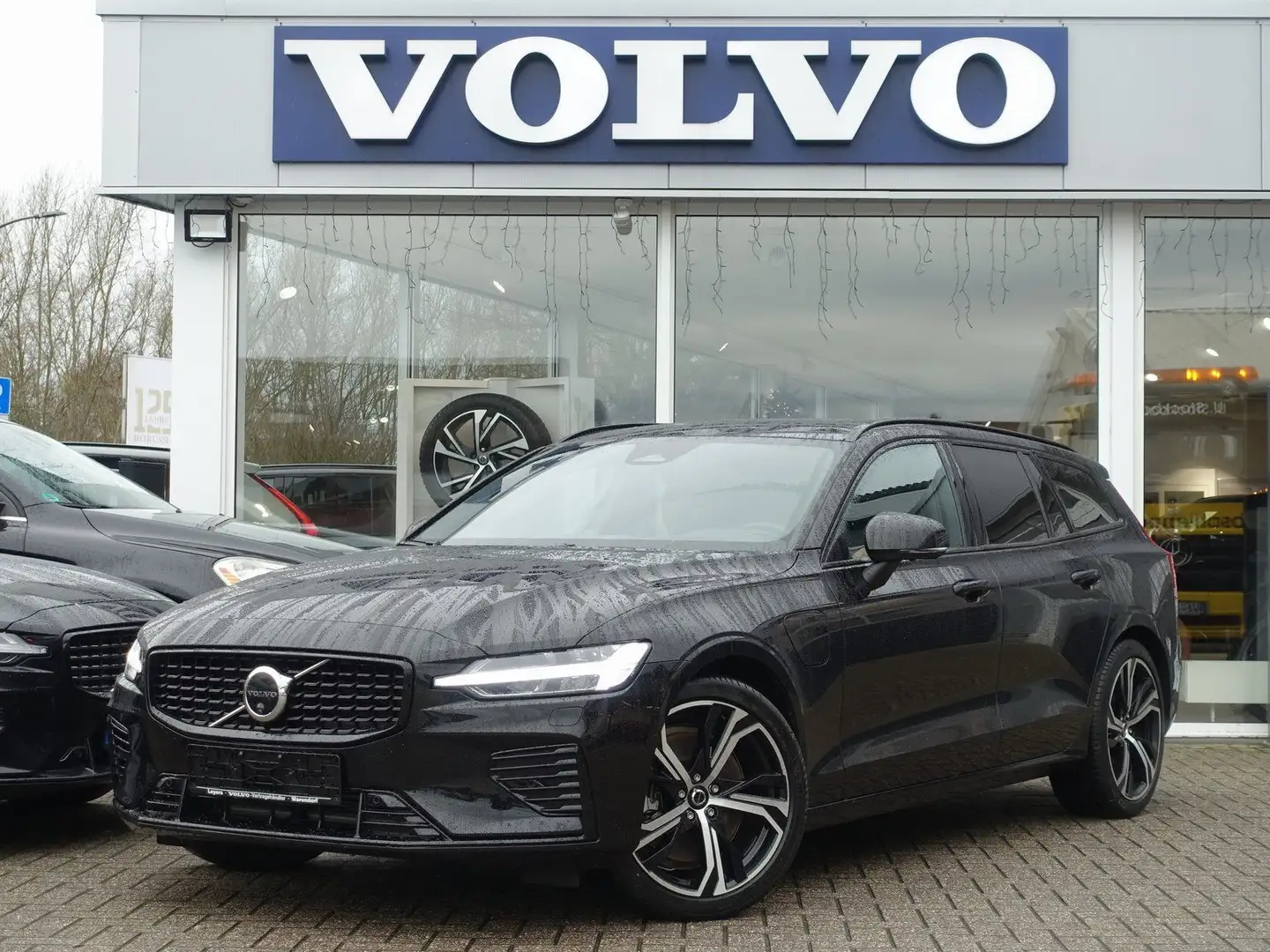 Volvo V60 Ultra Dark T6 AWD Plug-in/360°Cam/Alarm/B&W Schwarz - 1