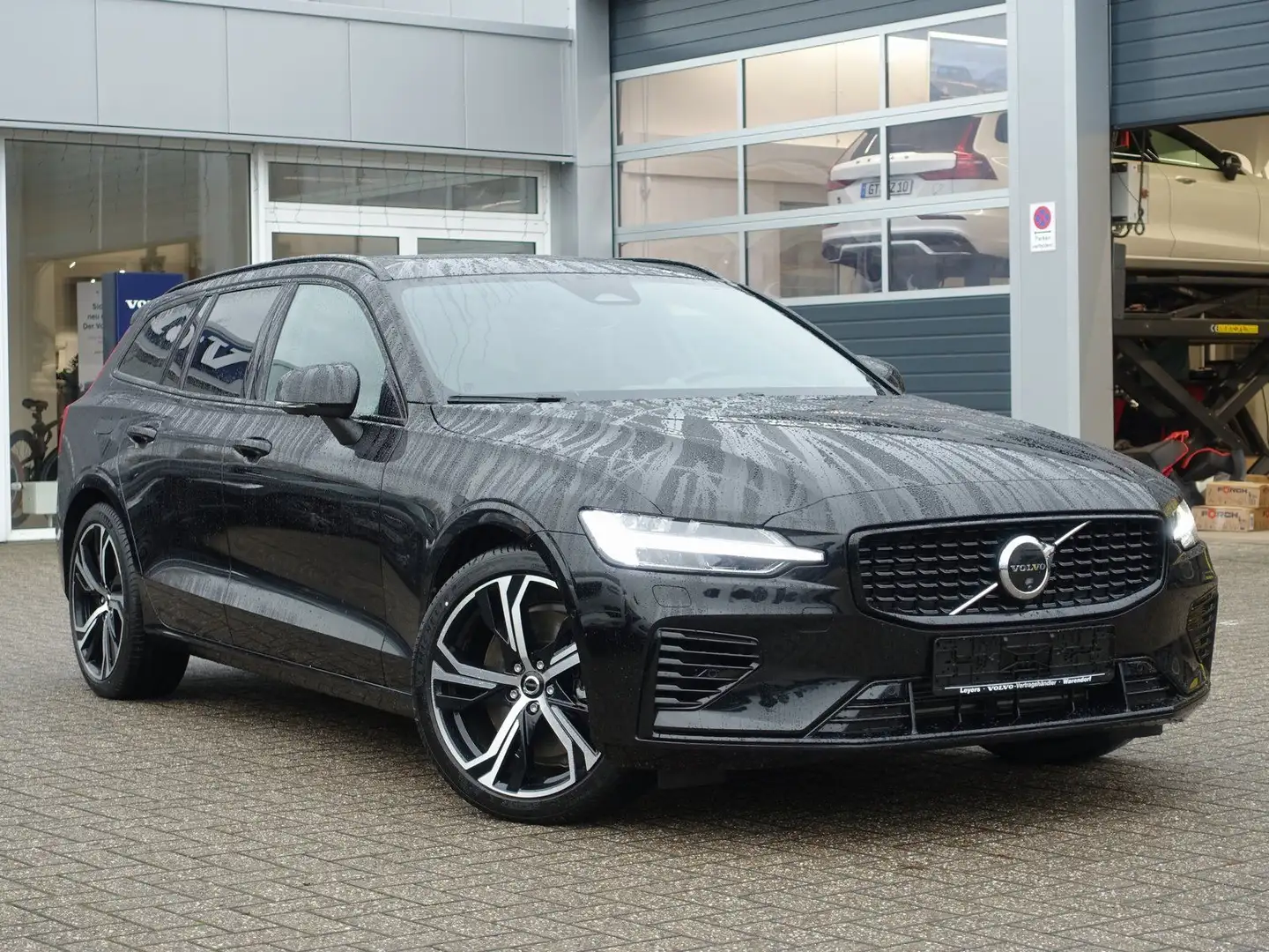Volvo V60 Ultra Dark T6 AWD Plug-in/360°Cam/Alarm/B&W Schwarz - 2