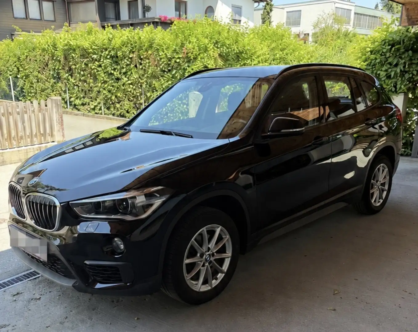 BMW X1 sDrive 18 i Advantage Schwarz - 2