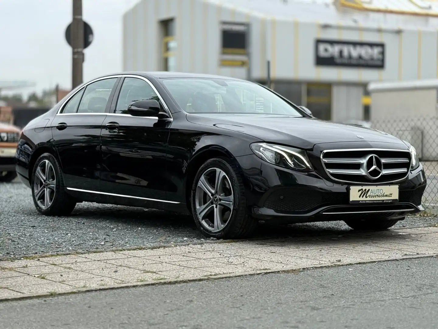 Mercedes-Benz E 200 Lim 4Matic AUTOMATIK LED PANO NAVIPro Noir - 1