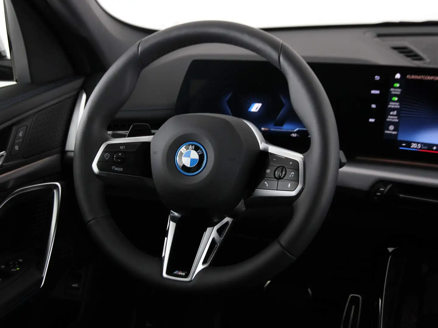 BMW iX1 xDrive30 Launch Edition Weiß - 2