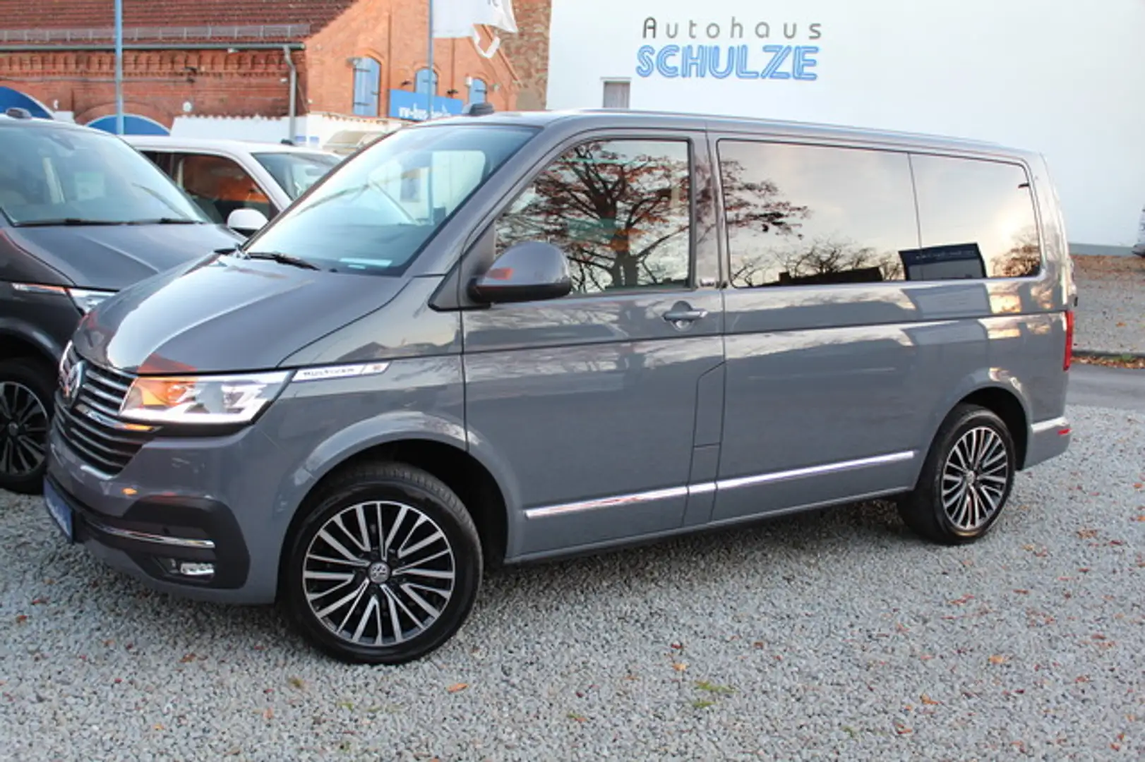Volkswagen T6.1 Multivan Generation SIX 150PS DSG 4Motion Grau - 1