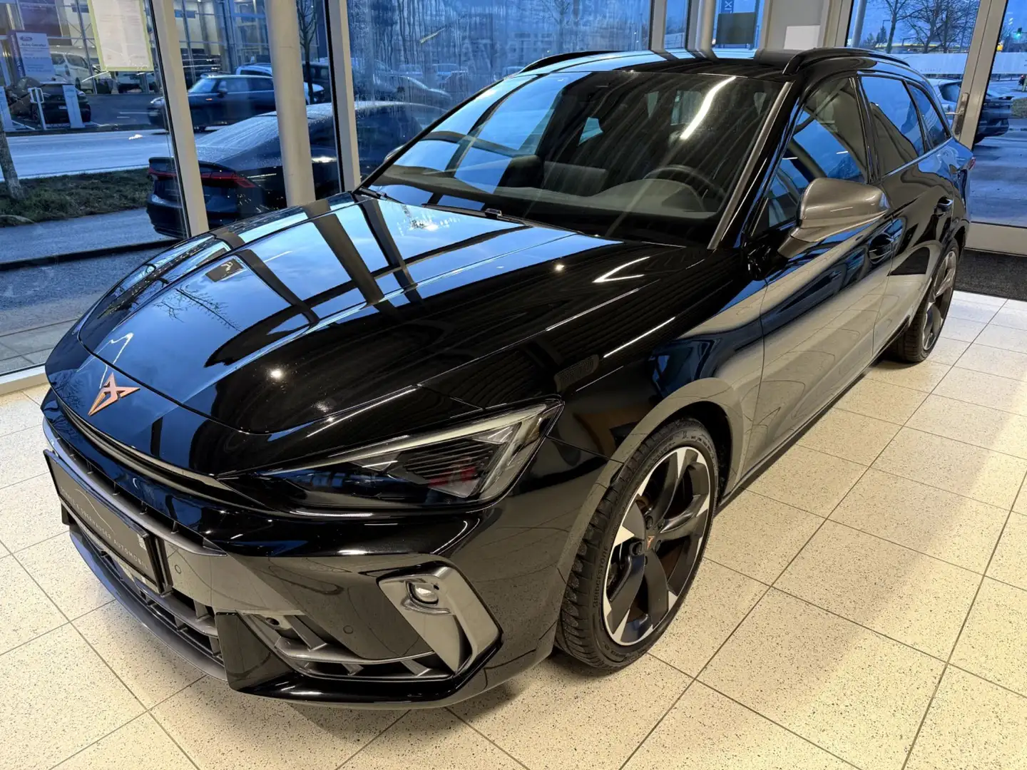 CUPRA Leon 1.5 eTSI Schwarz - 1