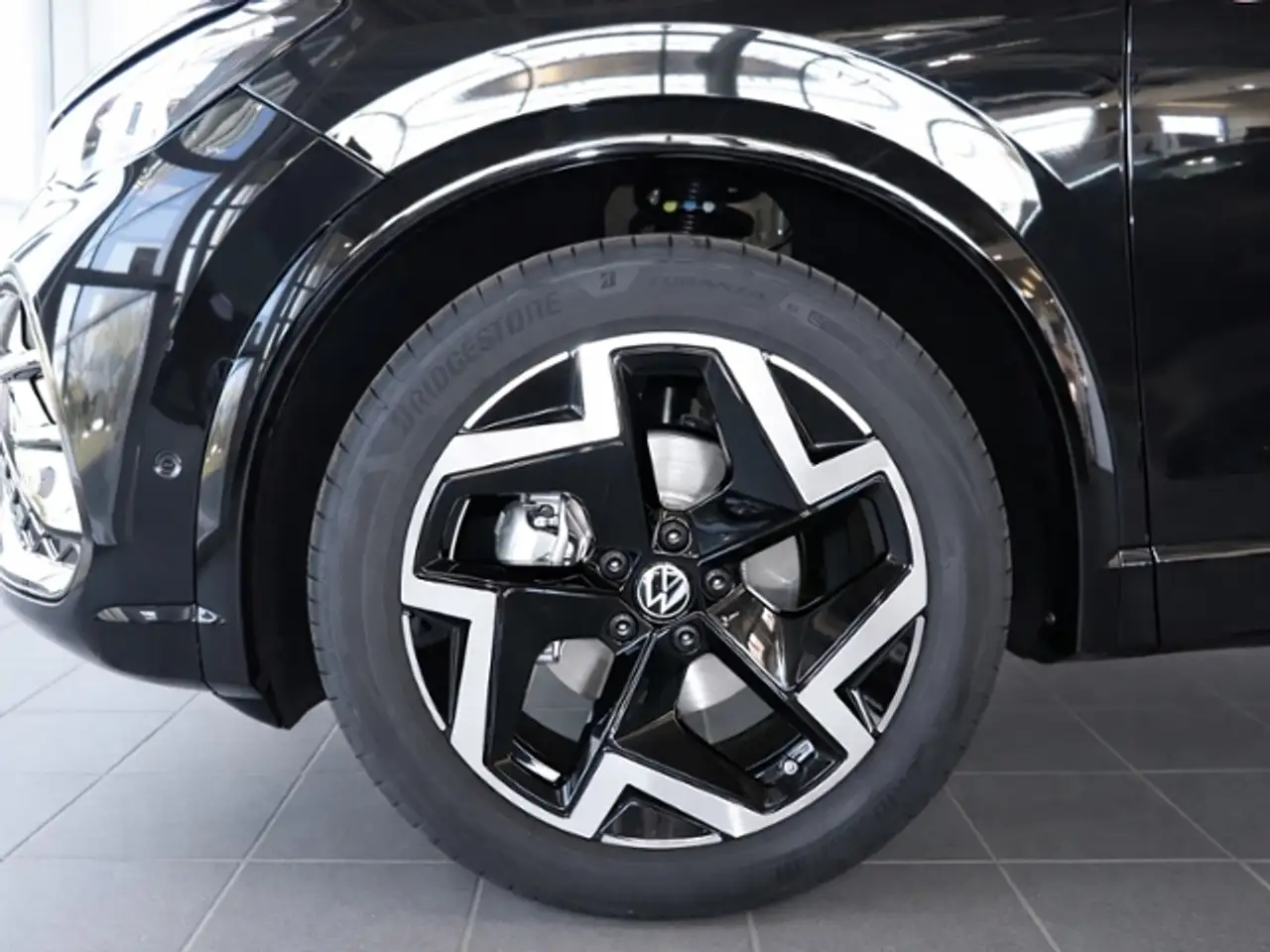 Volkswagen Tiguan R-Line 1.5 eTSI*DSG*AHK*NAVI*PANORAMADACH*ACC*SIH 10