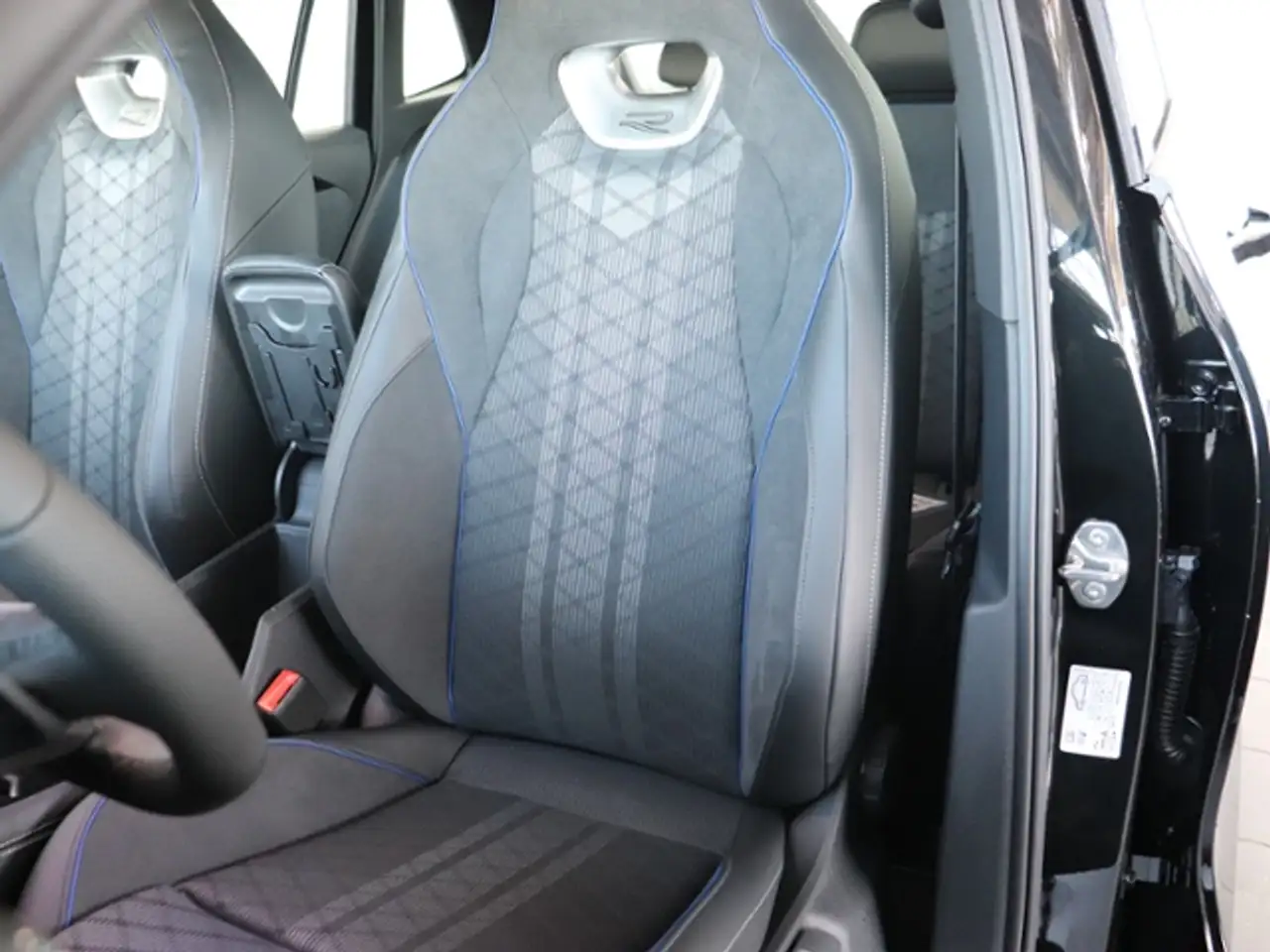 Volkswagen Tiguan R-Line 1.5 eTSI*DSG*AHK*NAVI*PANORAMADACH*ACC*SIH 15