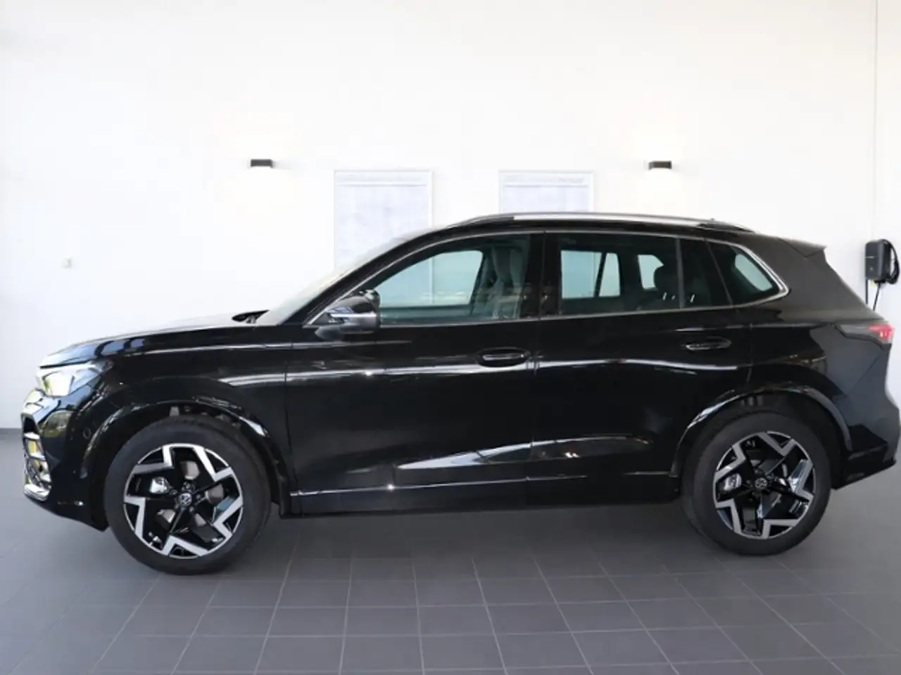 Volkswagen Tiguan R-Line 1.5 eTSI*DSG*AHK*NAVI*PANORAMADACH*ACC*SIH 8