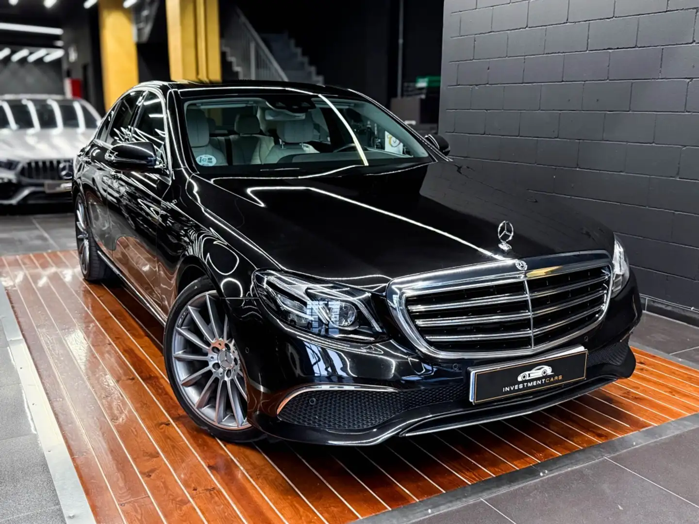 Mercedes-Benz E 220 220d 4Matic 9G-Tronic 194 Noir - 1