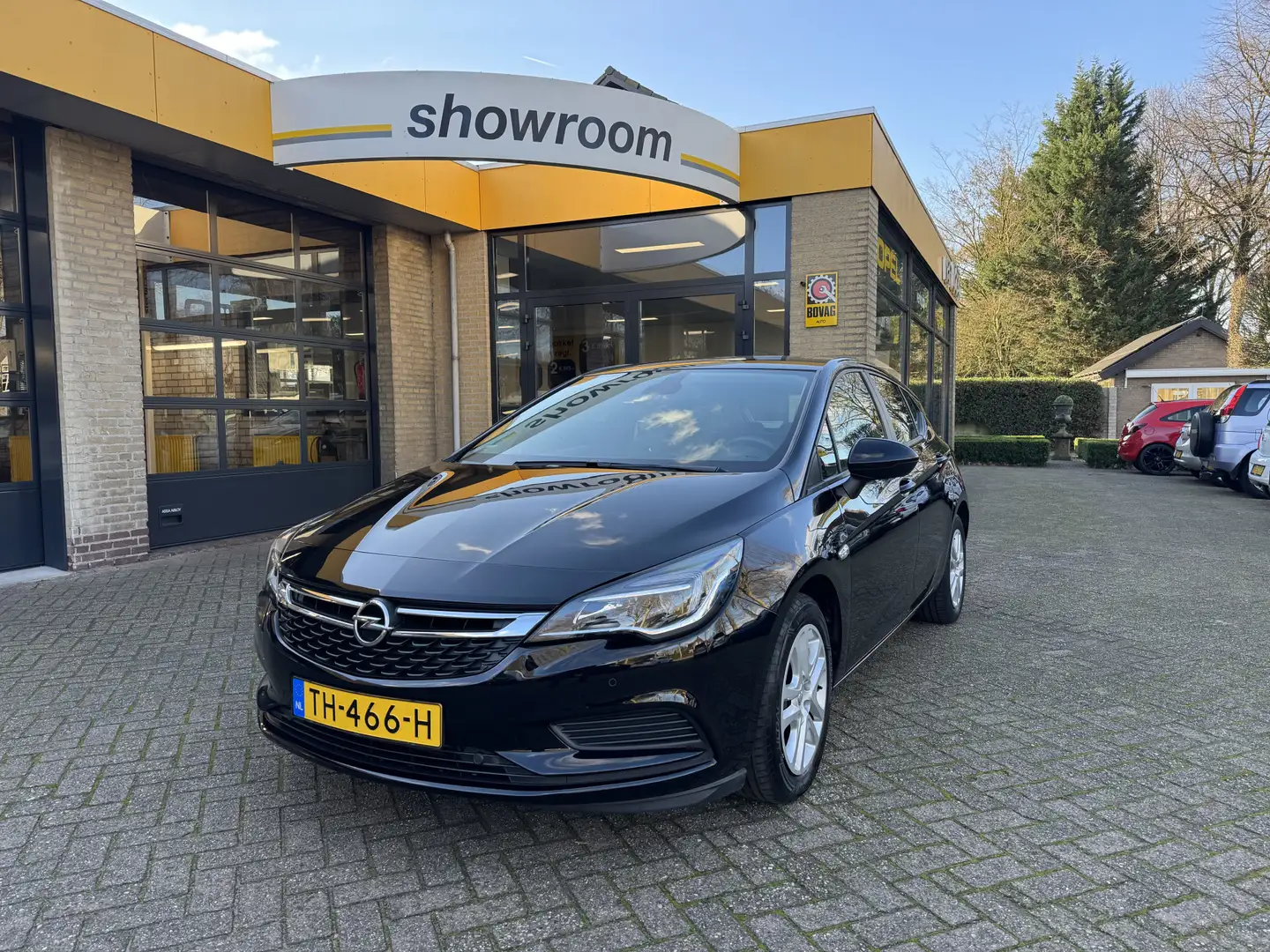 Opel Astra 1.0 Online Edition Airco Navi Carplay Schwarz - 1