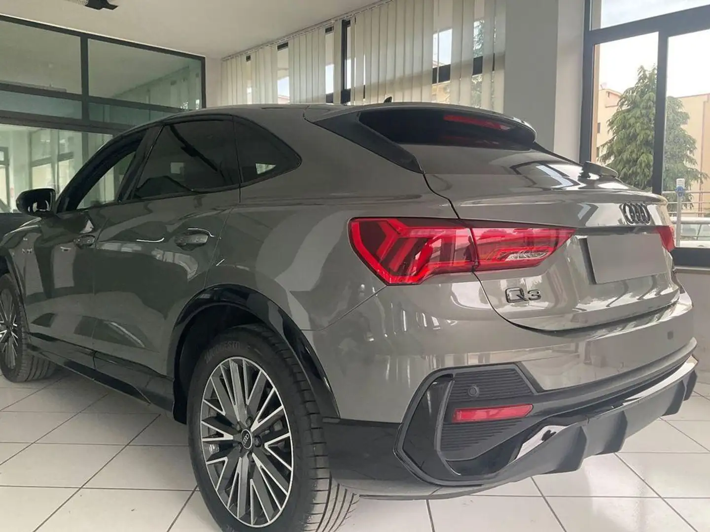 Audi Q3 35 TFSI 150 ch S tronic 7 S line Gris - 2
