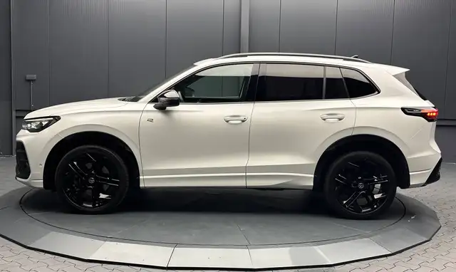 Volkswagen Tiguan view 2