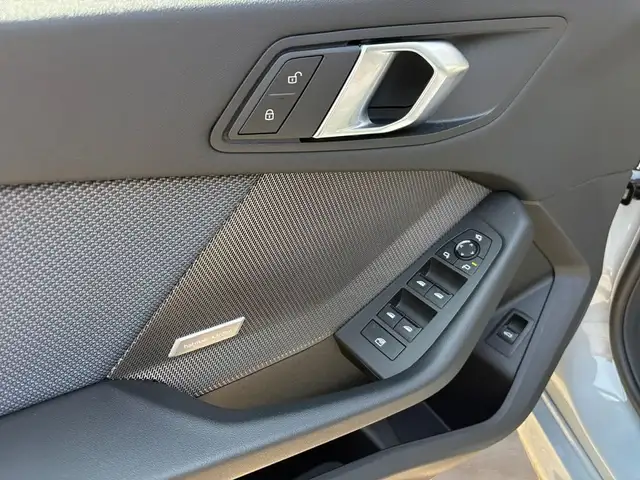 BMW 1 Series view 10