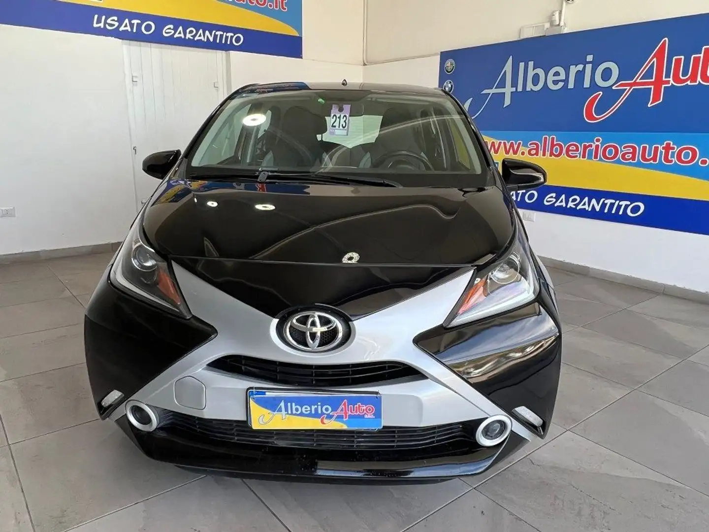 Toyota Aygo 1.0 VVT-i 69 CV 5 porte x-play Nero - 2