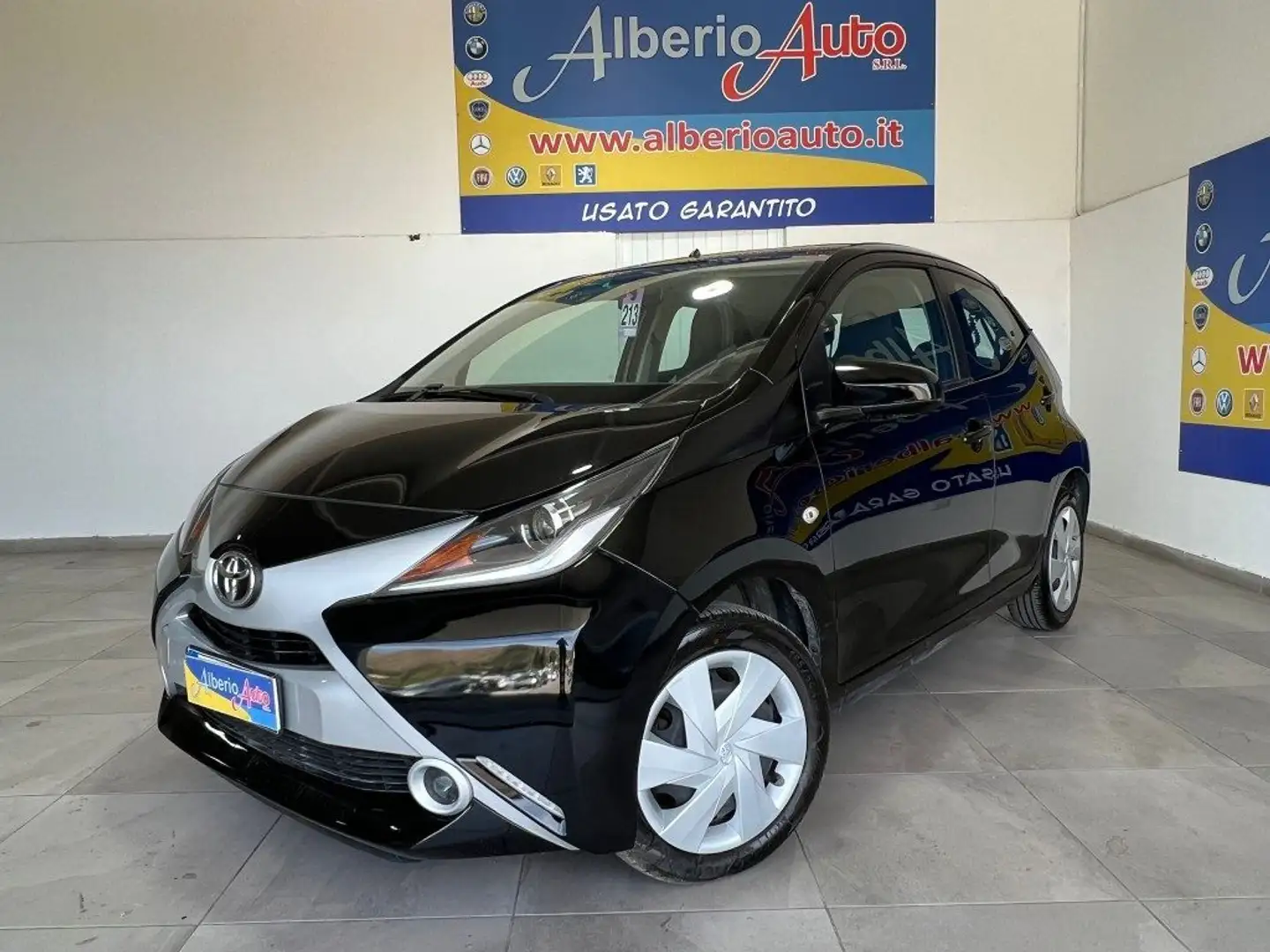 Toyota Aygo 1.0 VVT-i 69 CV 5 porte x-play Nero - 1