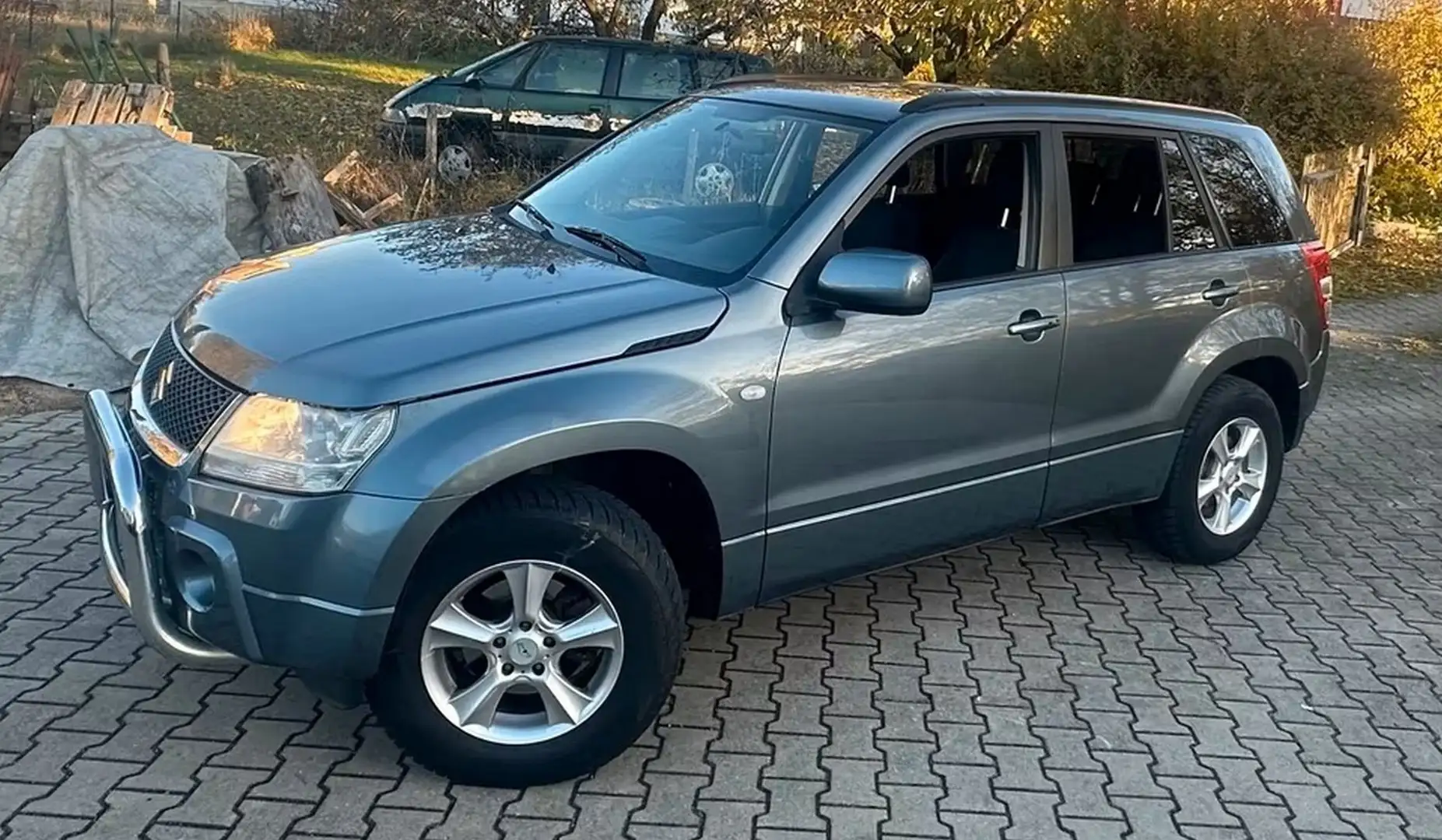 Suzuki Grand Vitara 2.0 Comfort Allrad Grau - 1