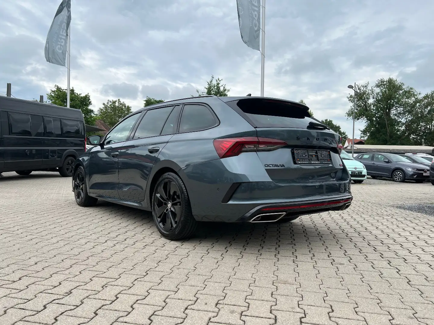 Skoda Octavia Combi RS 2.0 TSI *LED Navi Head-up ACC* Grau - 2
