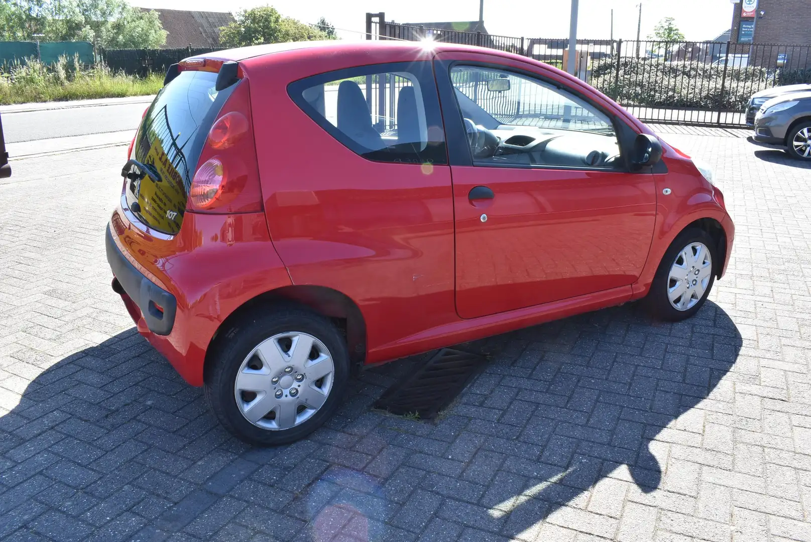 Peugeot 107 1.0i Trendy ***84.0000KM*** ***DESTOCKAGE B2B*** Rouge - 2