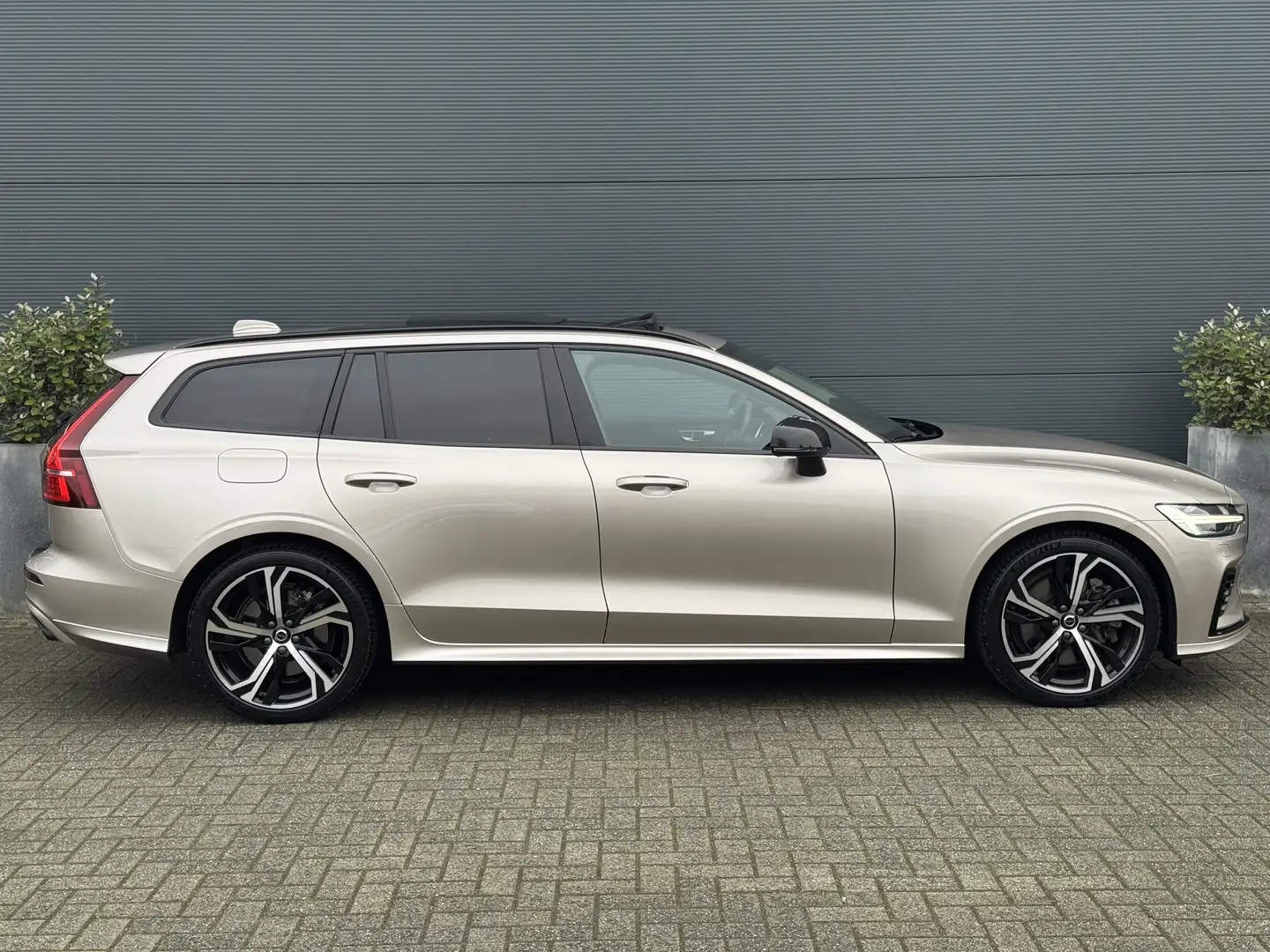 Volvo V60 2.0 T8 Plug-in hybrid AWD Ultimate Dark | 455pk! | Gris - 2