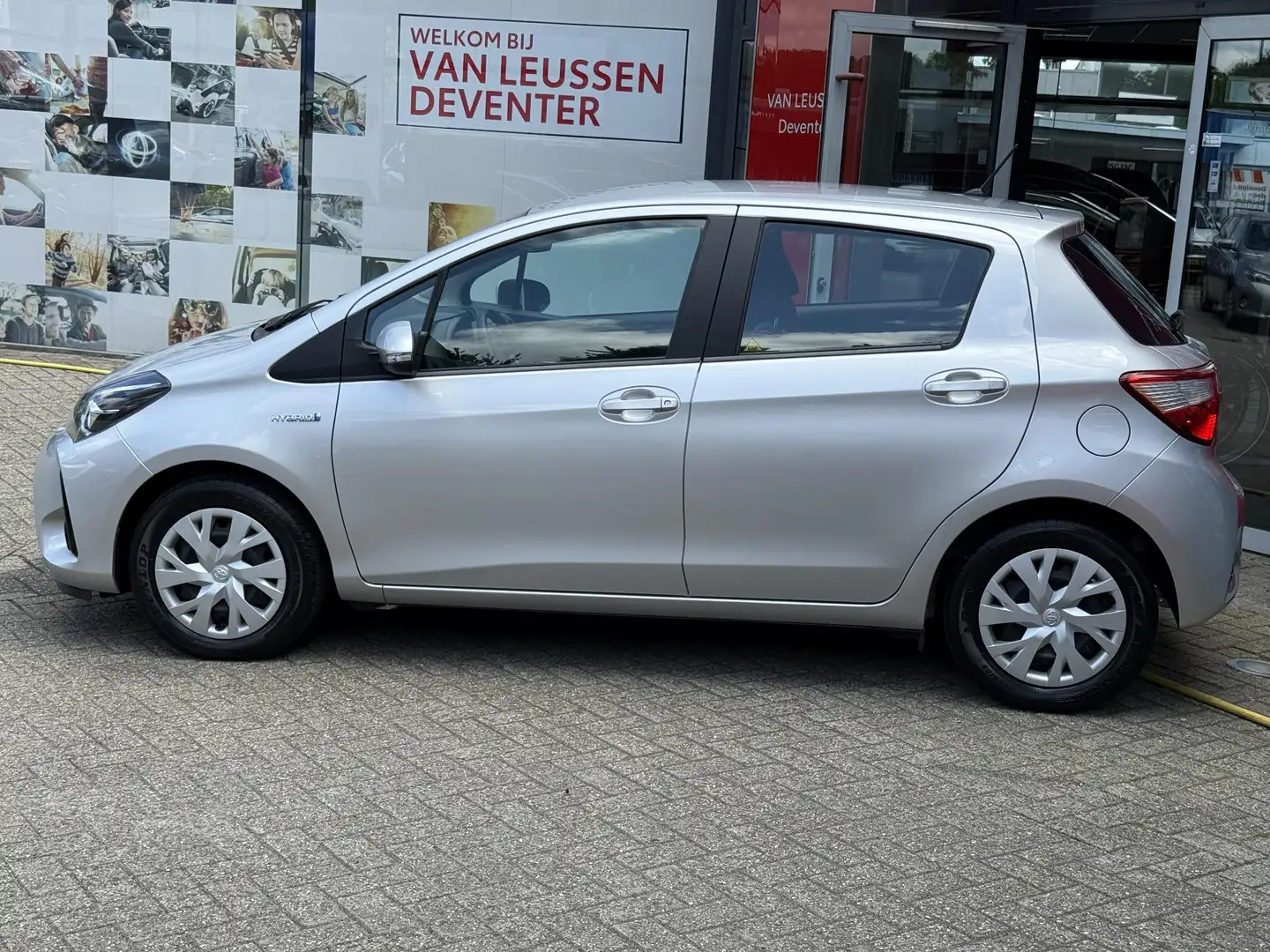 Toyota Yaris 1.5 Hybrid ACHTERUITRIJCAMERA BLUETOOTH CLIMA CONT Zilver - 2