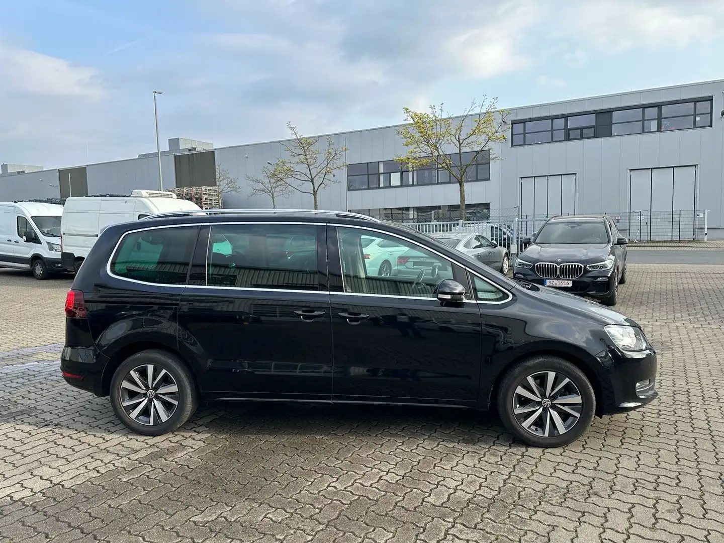 Volkswagen Sharan Highline SPORT-INDIVIDUAL-DSG-LEDER-NAVI Negru - 2