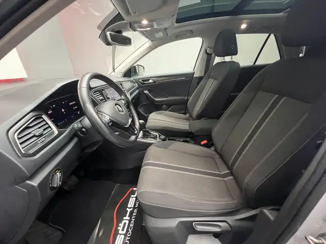 Volkswagen T-Roc view 9