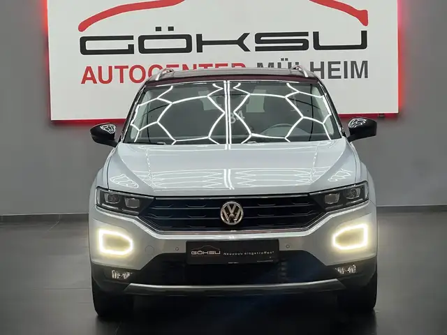 Volkswagen T-Roc view 3