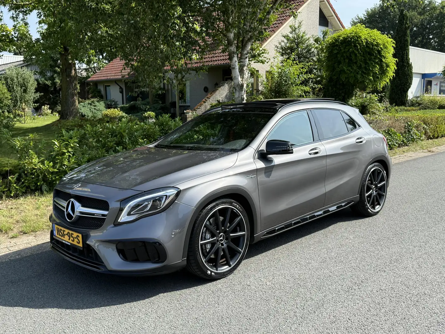 Mercedes-Benz GLA 45 AMG 4MATIC 381PK Pano•Leder Šedá - 1