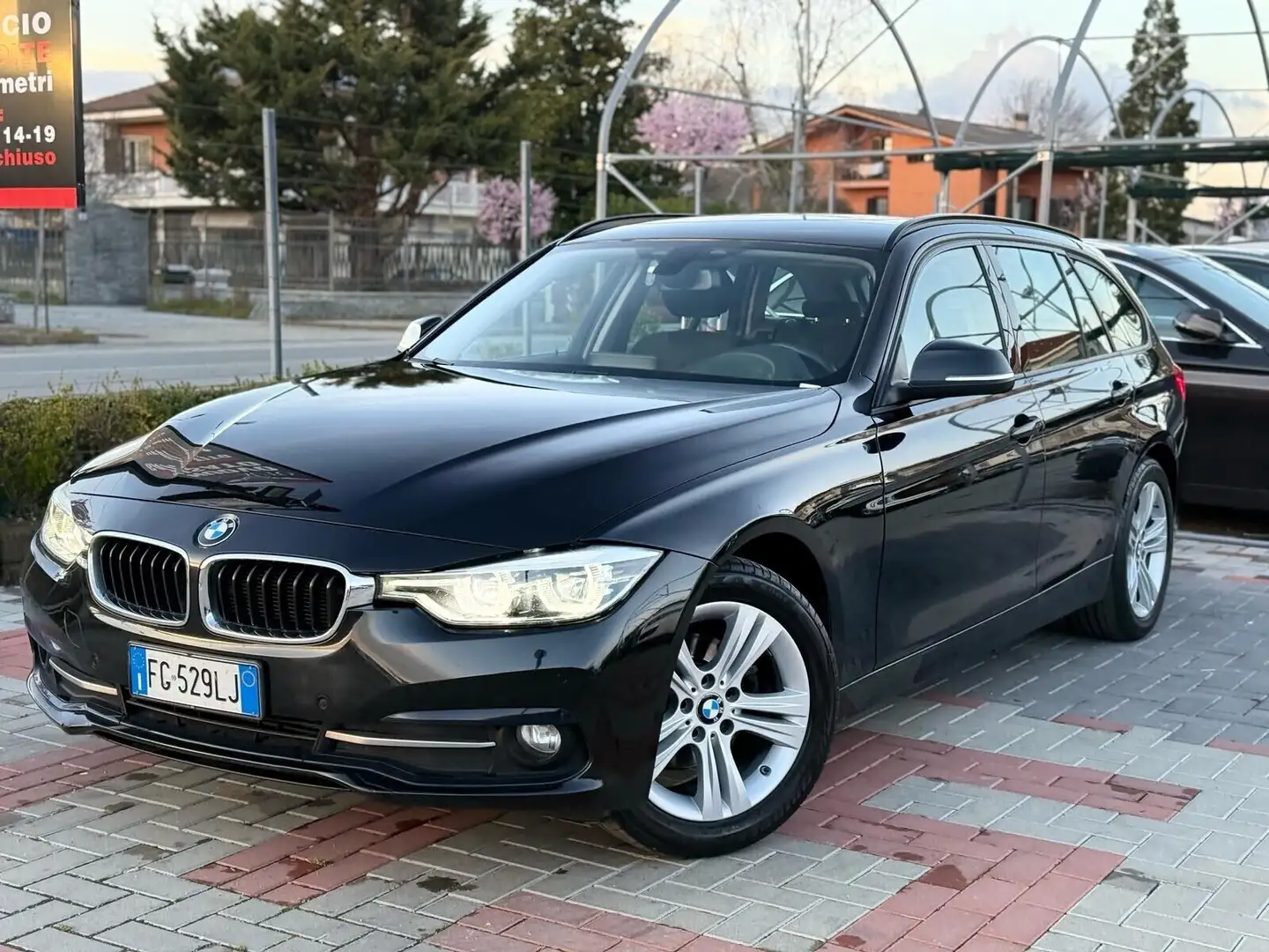 BMW 318 318d Touring Sport Noir - 2