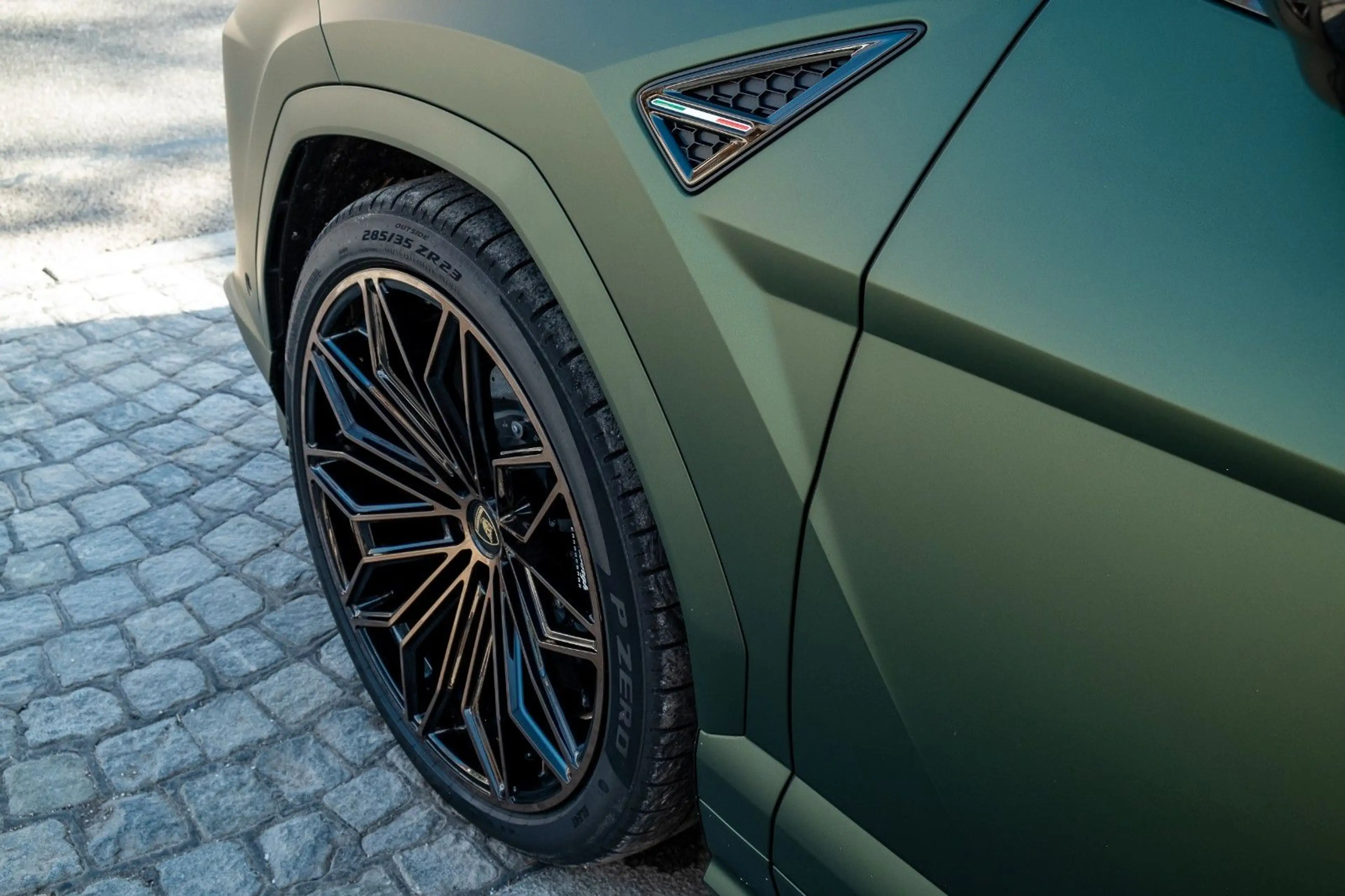 Lamborghini Urus SE Hybrid / CARBON / B&O / PANO — photo 9