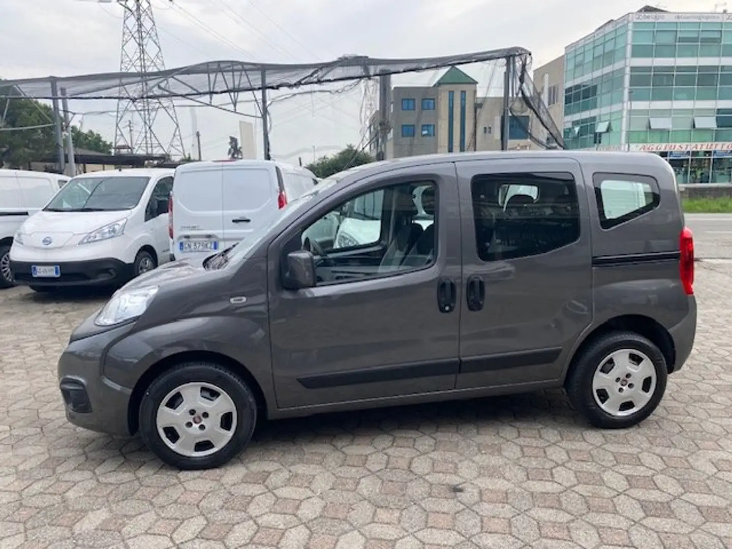 Fiat Qubo 1.3 MTJ 95 CV E6D-FINAL SX N1 Grau - 1