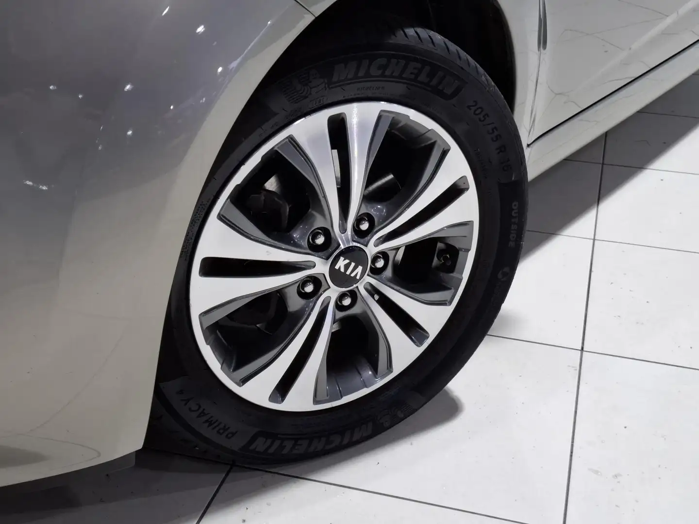 Kia Venga 1.4 CVVT DynamicPLusLine Super compleet ! Navigati Gris - 2