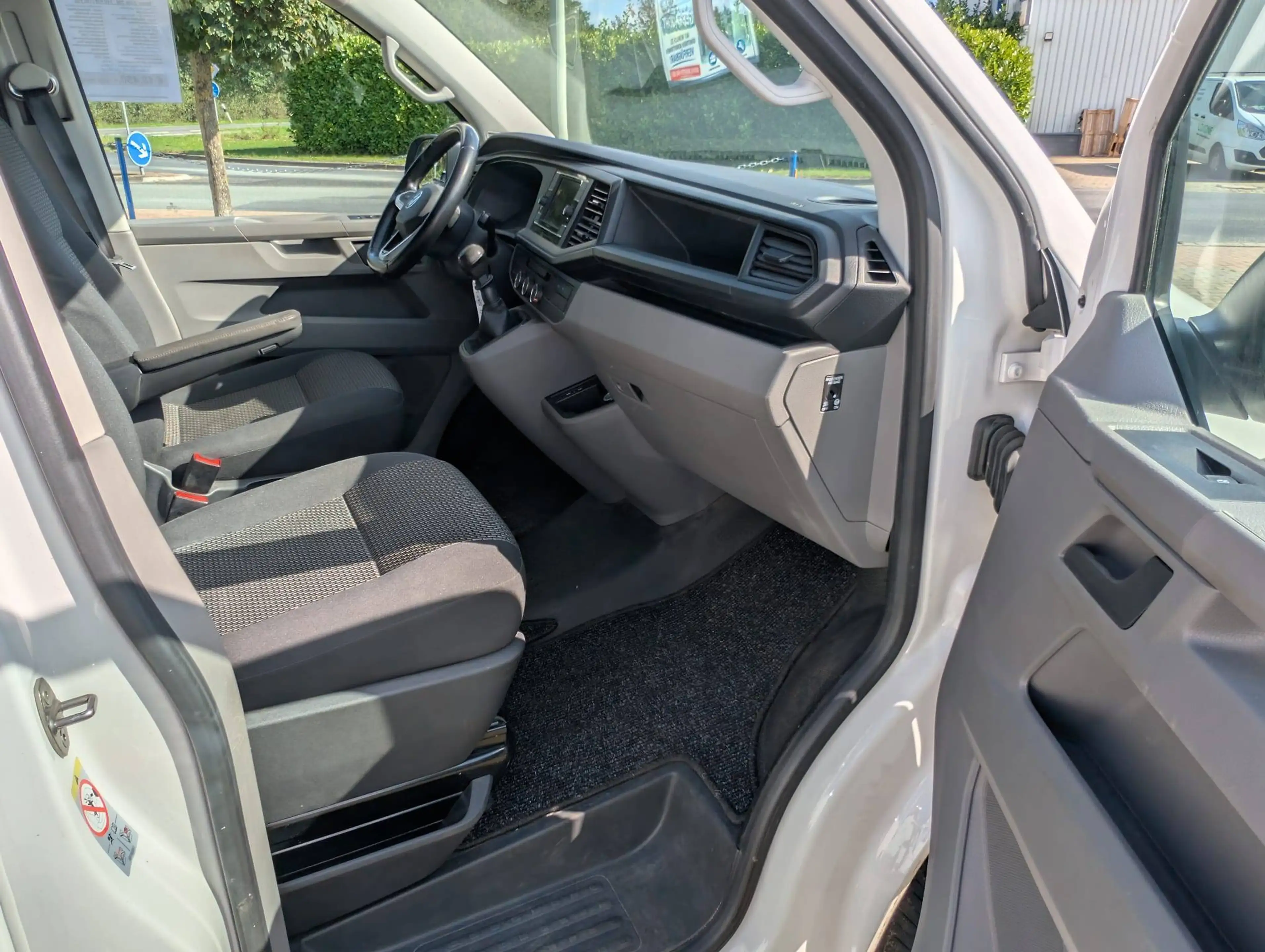 Volkswagen T6.1 Transporter FWD / 150 PS / langer Radstand 3.400 — photo 9