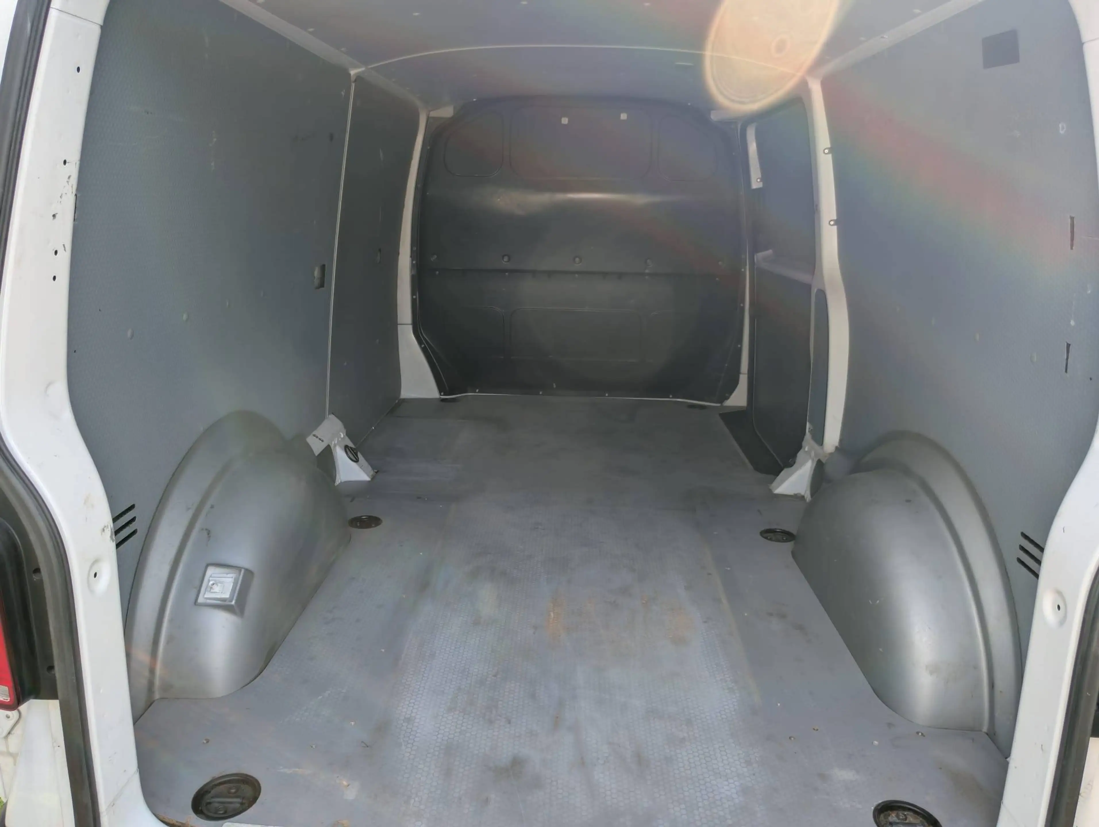 Volkswagen T6.1 Transporter FWD / 150 PS / langer Radstand 3.400 — photo 3