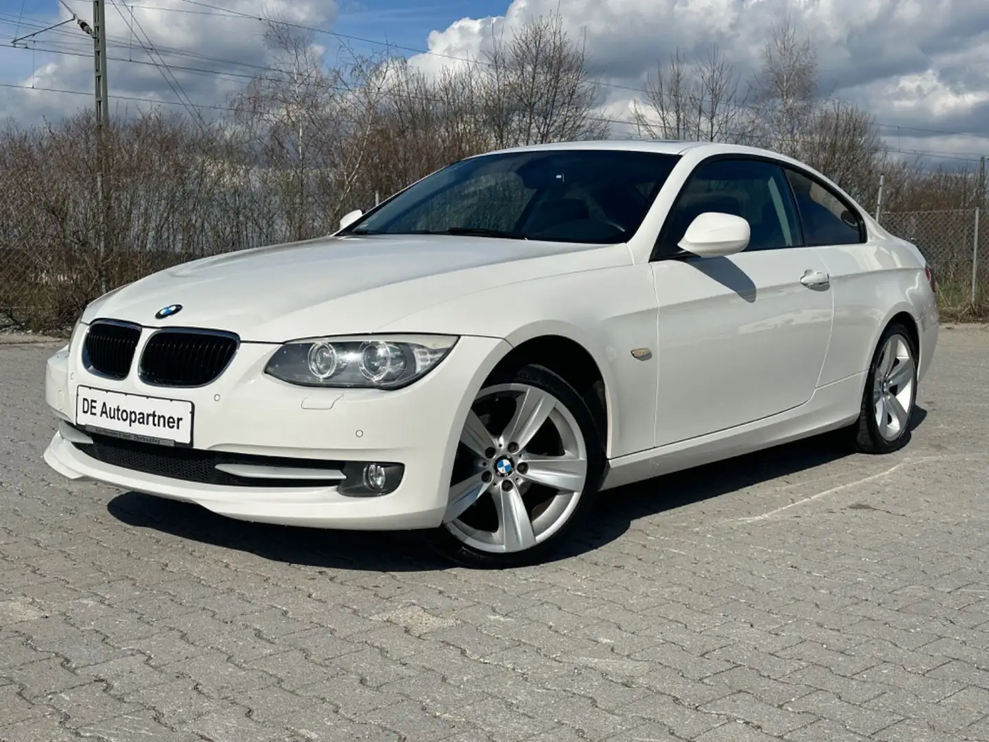BMW 320 Coupe 320i*Automatik*Sportsitze*BT*8-f*TÜV 04/26 Weiß - 1