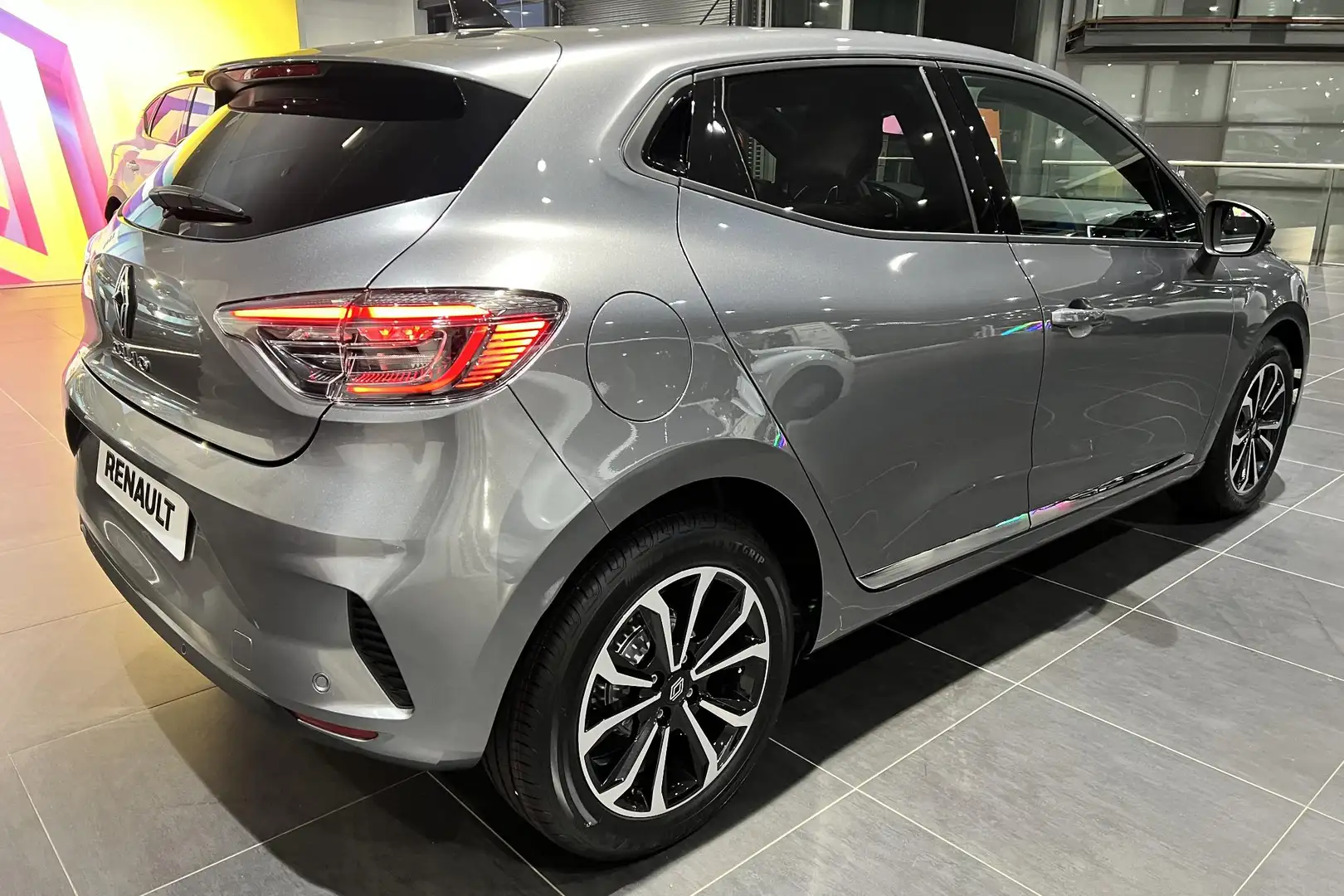 Renault Clio TCe 90 GPF Techno | Parkeersensoren | 9,3" navigat Grijs - 2