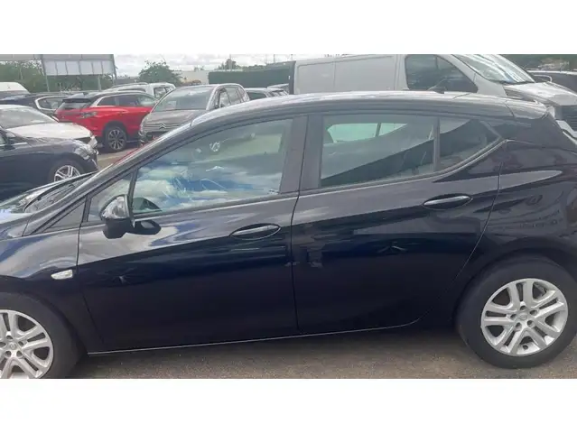 Opel Astra view 3
